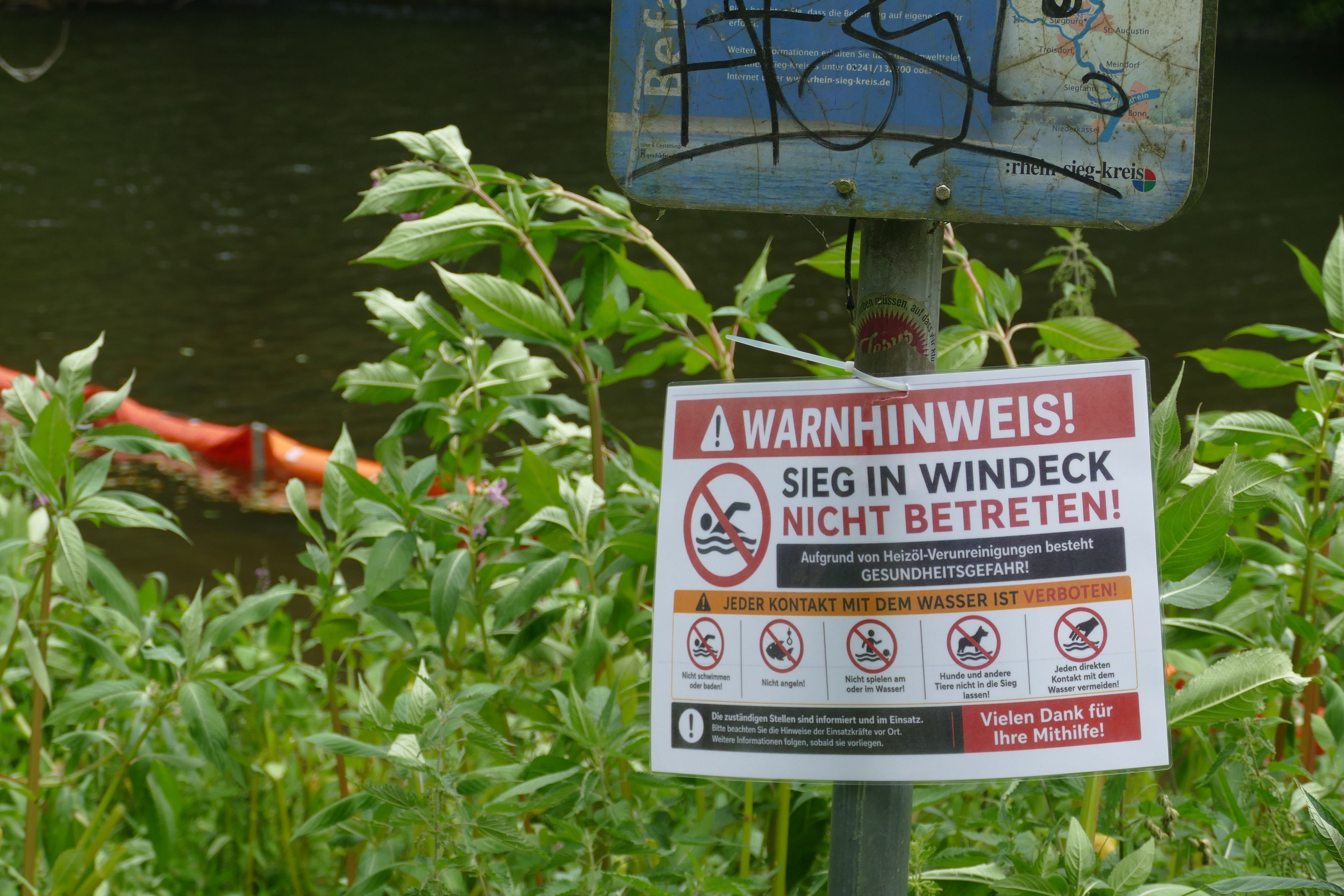 Nach dem Ölunfall wiesen Schilder auf die Gefahr hin: Baden war ebenso verboten wie Angeln.