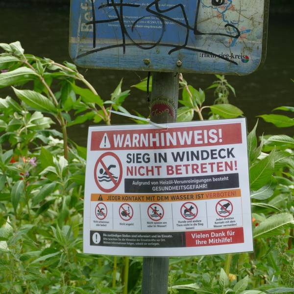 Nach dem Ölunfall wiesen Schilder auf die Gefahr hin: Baden war ebenso verboten wie Angeln.