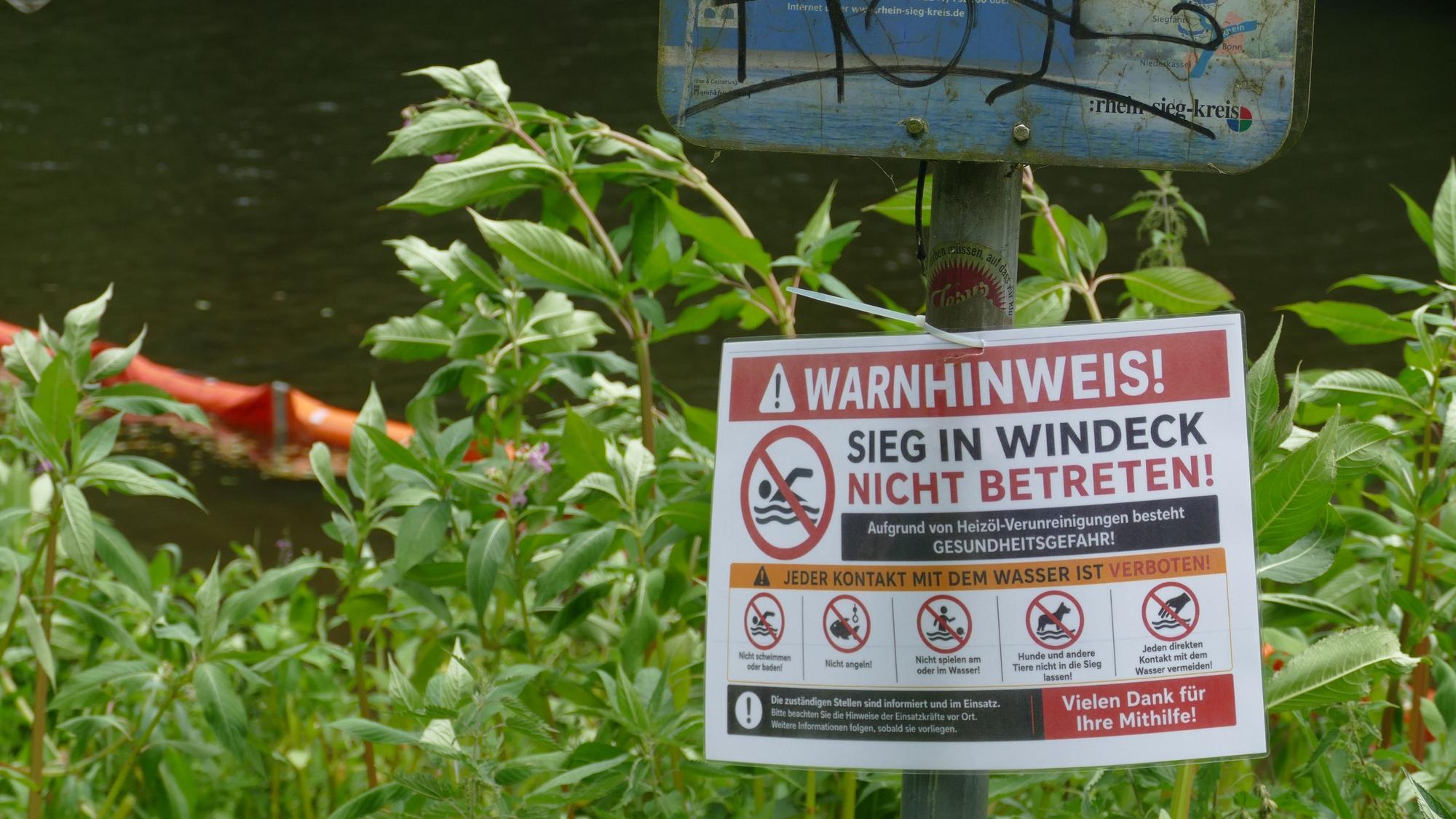 Nach dem Ölunfall wiesen Schilder auf die Gefahr hin: Baden war ebenso verboten wie Angeln.