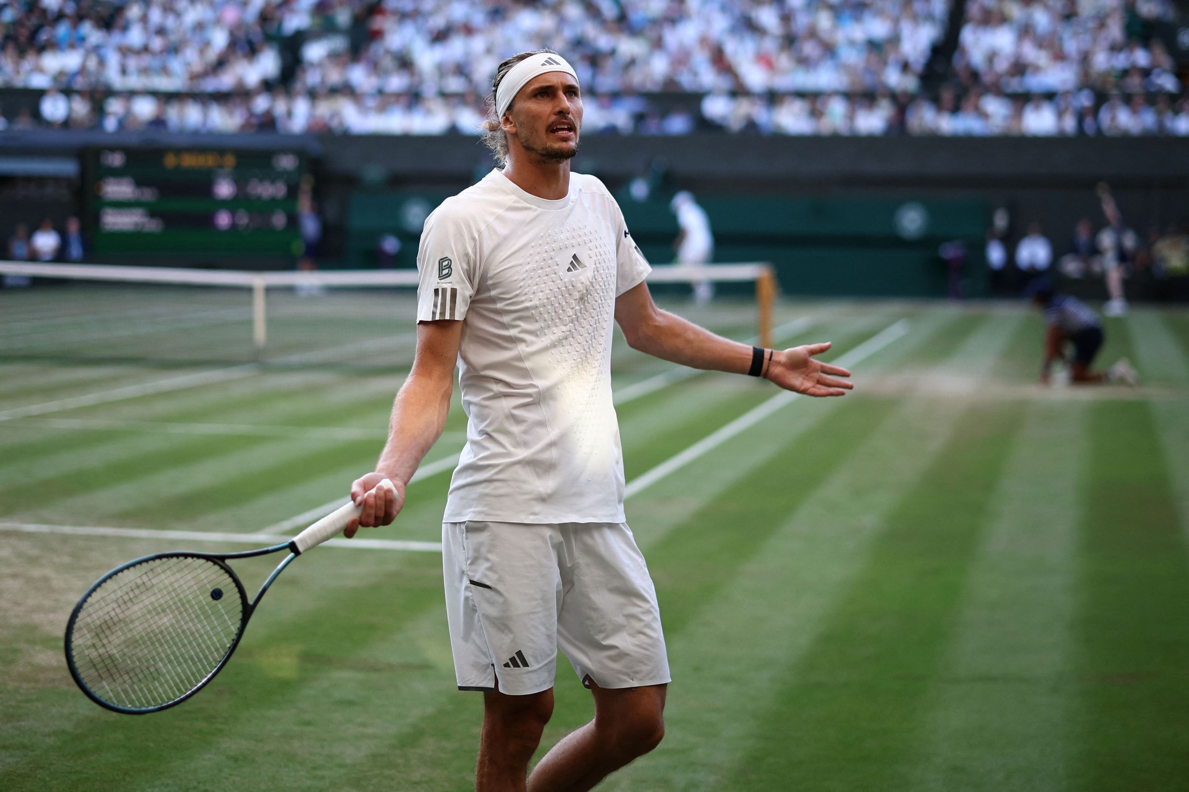 Alexander Zverev schimpt in Richtung seiner Box.