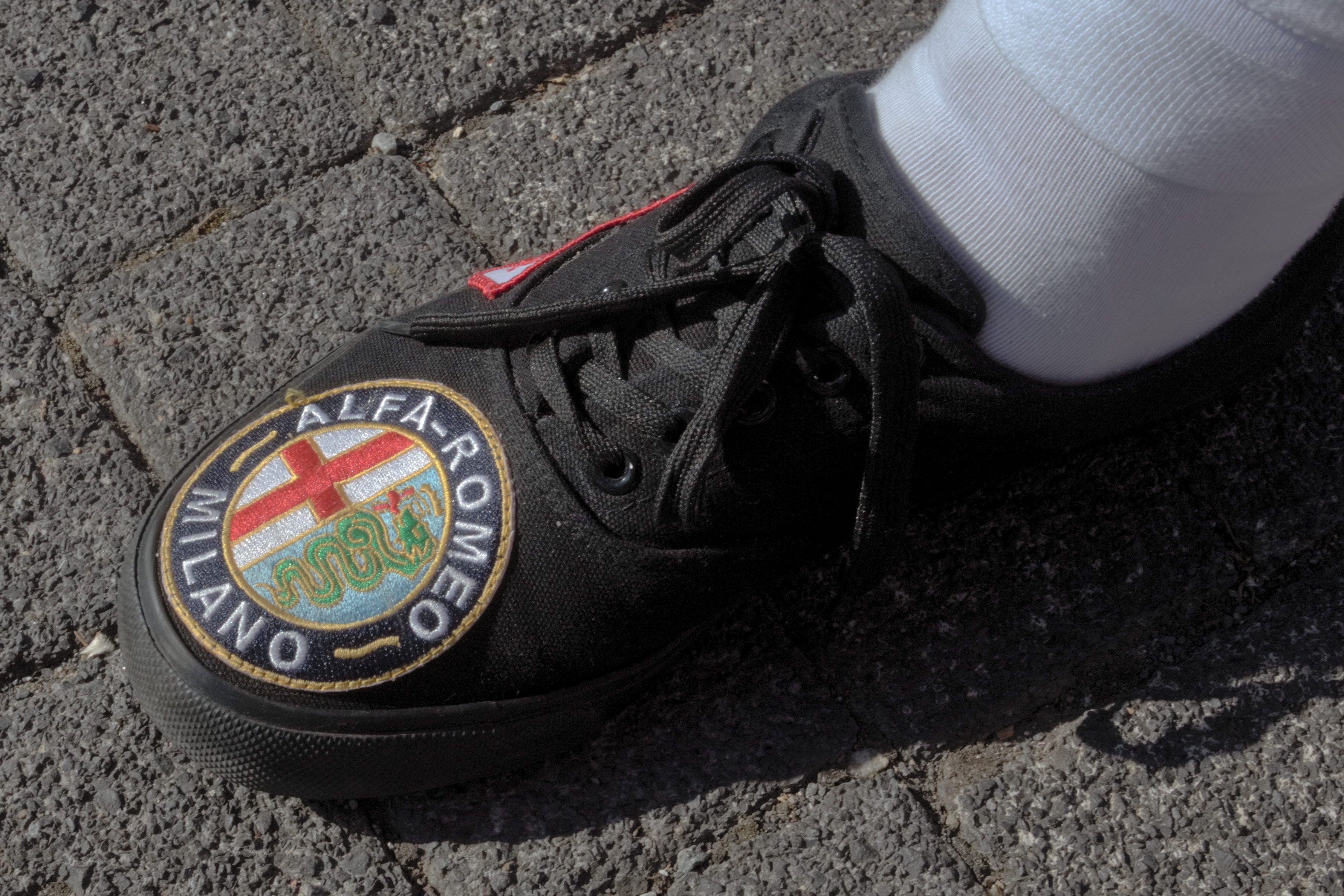 Alfa-Liebe von der Pike bis zum Scheitel: Auch an Details wie auf diesen Schuhen wird in Nümbrecht echte Begeisterung für die italienische Automarke offenbar.
