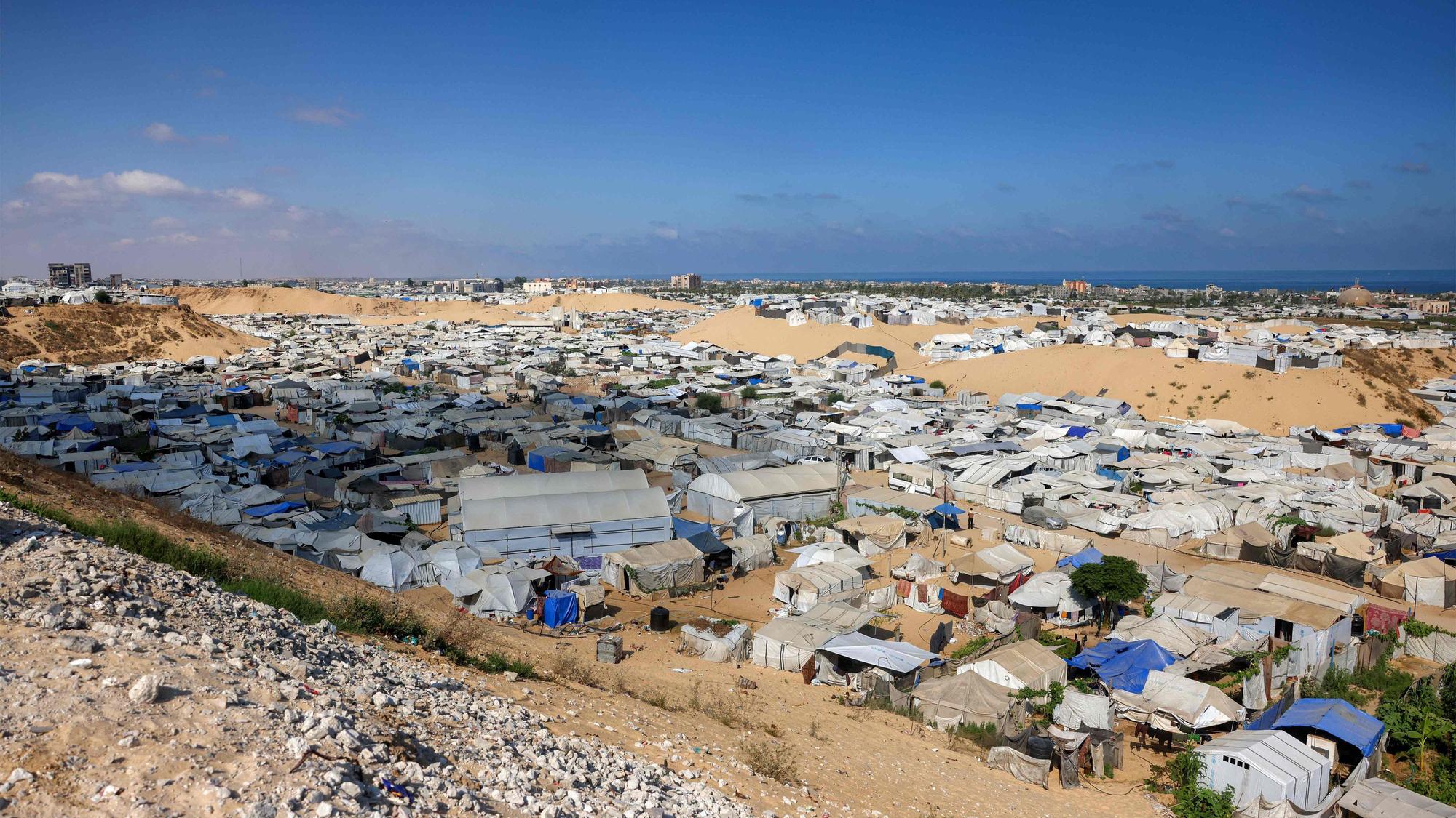 Zelte für durch den Krieg vertriebene Menschen sind in Chan Junis im südlichen Gazastreifen zu sehen.