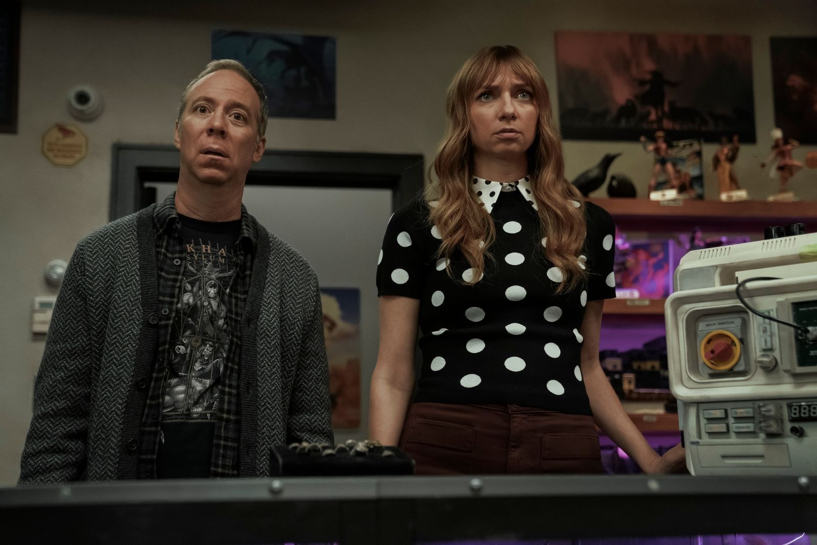 Szene aus „Stuart Fails to Save the Universe“: Schaffen es Stuart (Kevin Sussman) und Denise (Lauren Lapkus), das Universum zu retten? (Bild: Colin Remas Brown/HBO Max)