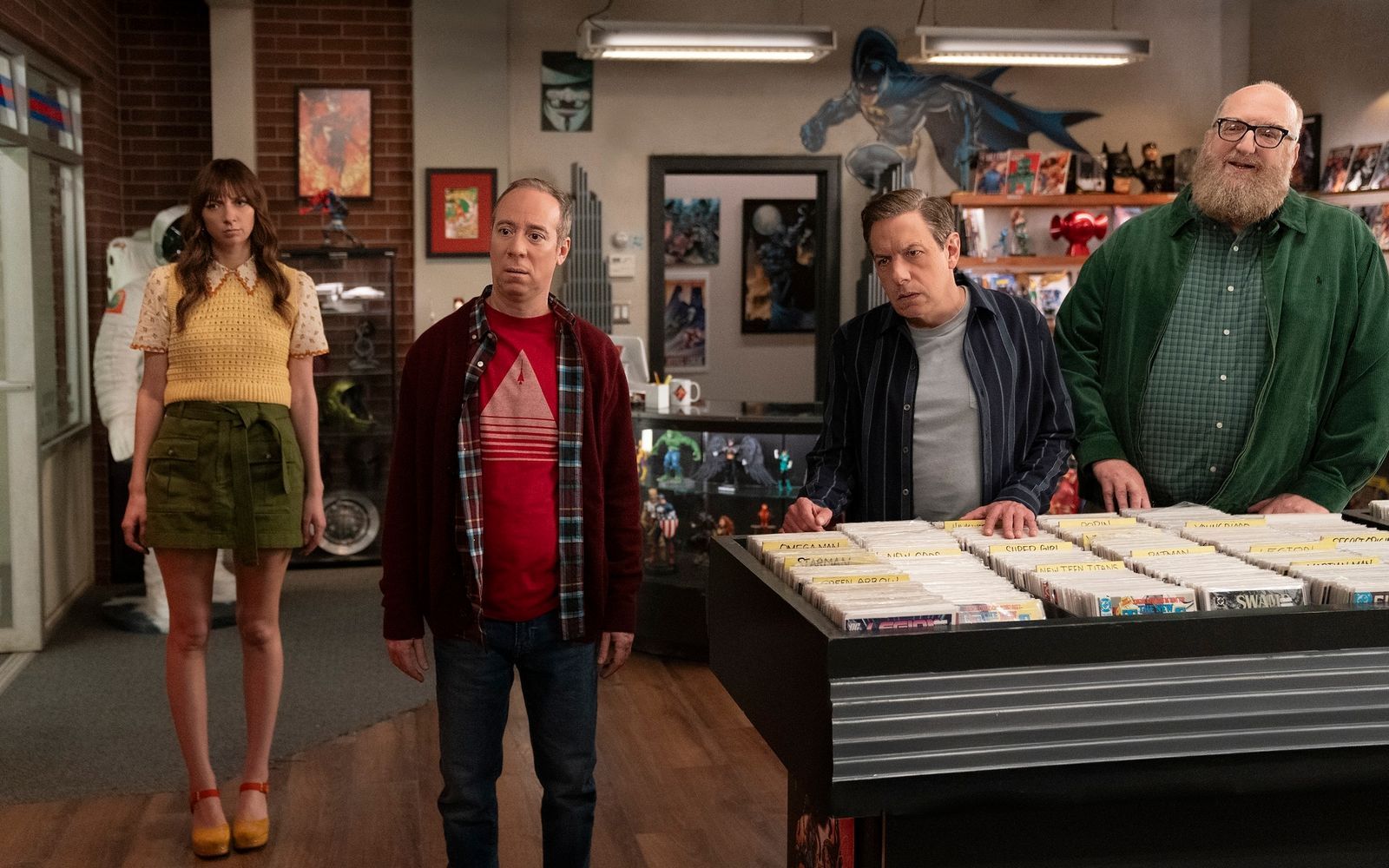 Wie wohl geordnet und gemütlich war doch die Welt, als Stuart (Kevin Sussman) noch seinen Comicladen hatte. (Bild: Colin Remas Brown/HBO Max)