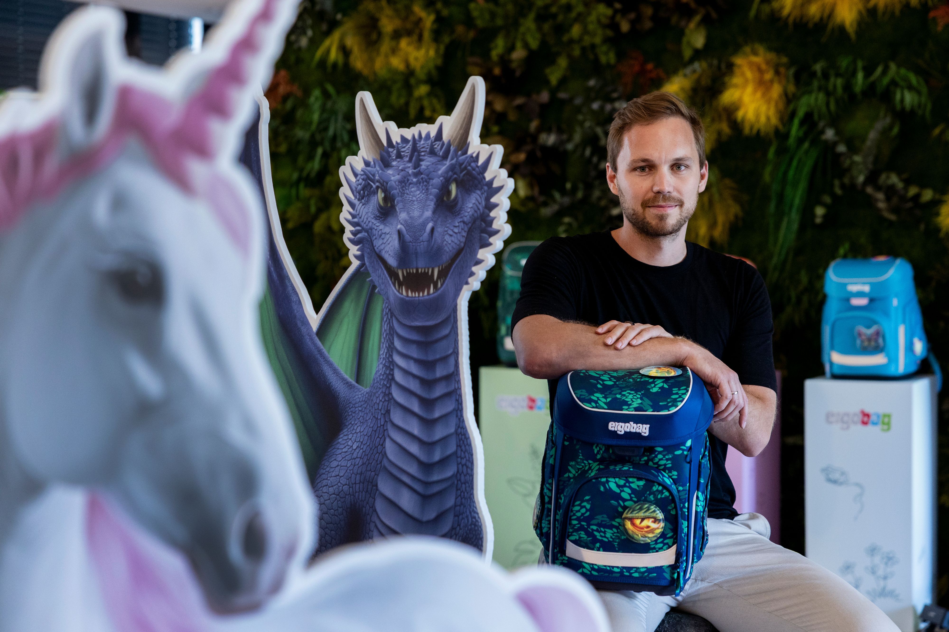 Oliver Burger, Geschäftsführer der Fond-of-Gruppe, bei der Vorstellung der neuen Kollektion. Bei Schulranzen für Grundschüler sind weiterhin Einhörner und Drachen angesagt.