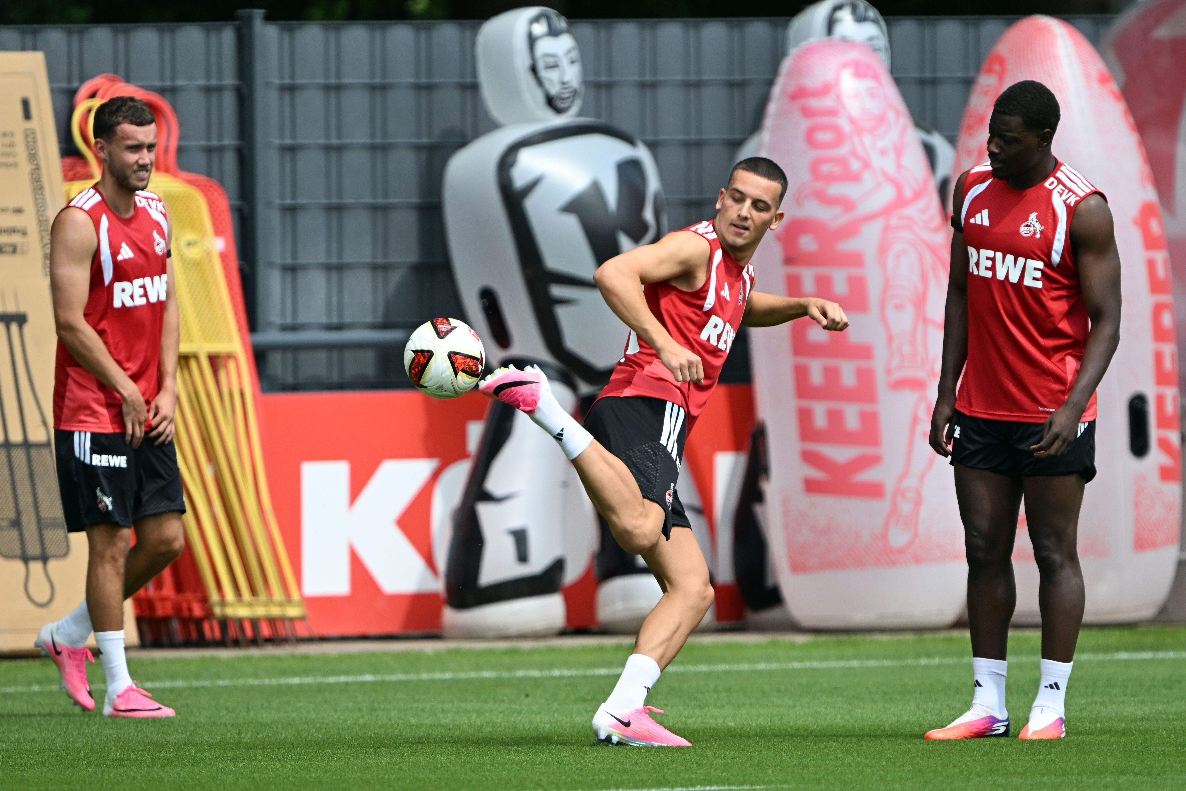 Said El Mala (M.) in Aktion beim Trainingsauftakt für die neue Saison neben Luca Waldschmidt (l.) und Ragnar Ache