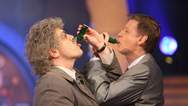 So schrieben sie gemeisam TV-Geschichte: Hape Kerkeling alias Horst Schlämmer (links) und Günther Jauch bei „Wer wird Millionär?“. (Bild: RTL /Stefan Gregorowius)
