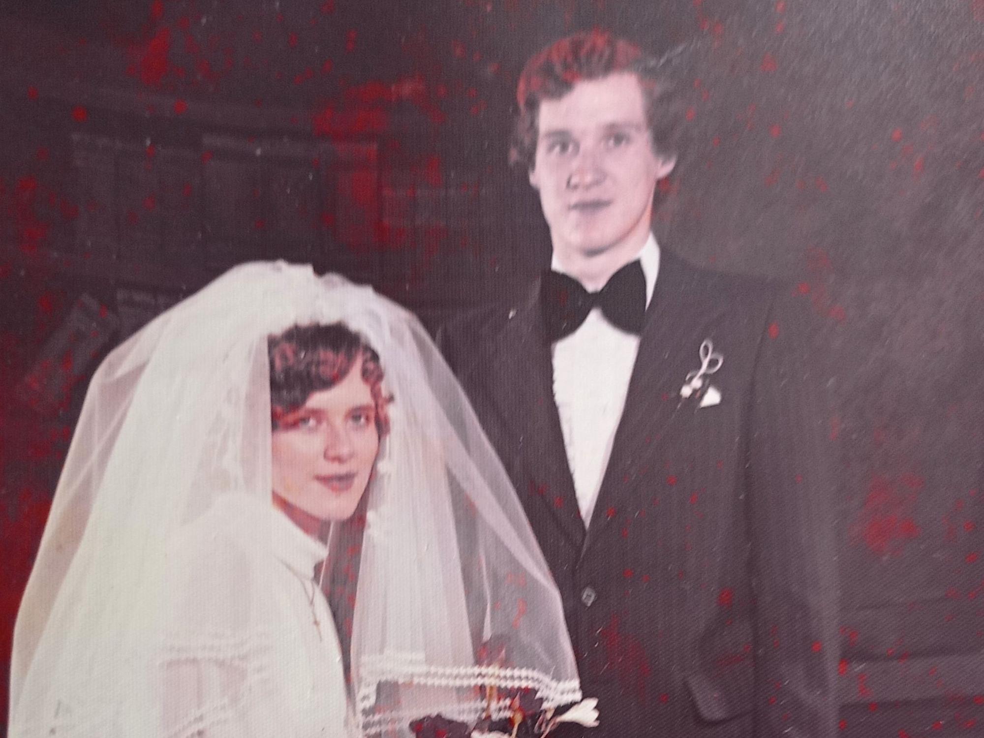 Das Bild zeigt die beiden am Tag ihrer Hochzeit.