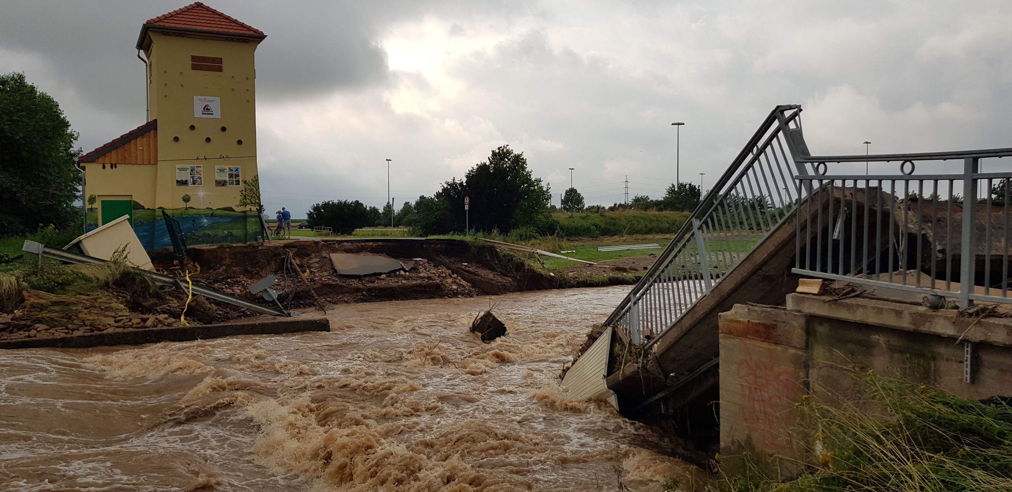 Das Bild zeigt die zerstörte Brücke über die Erft.