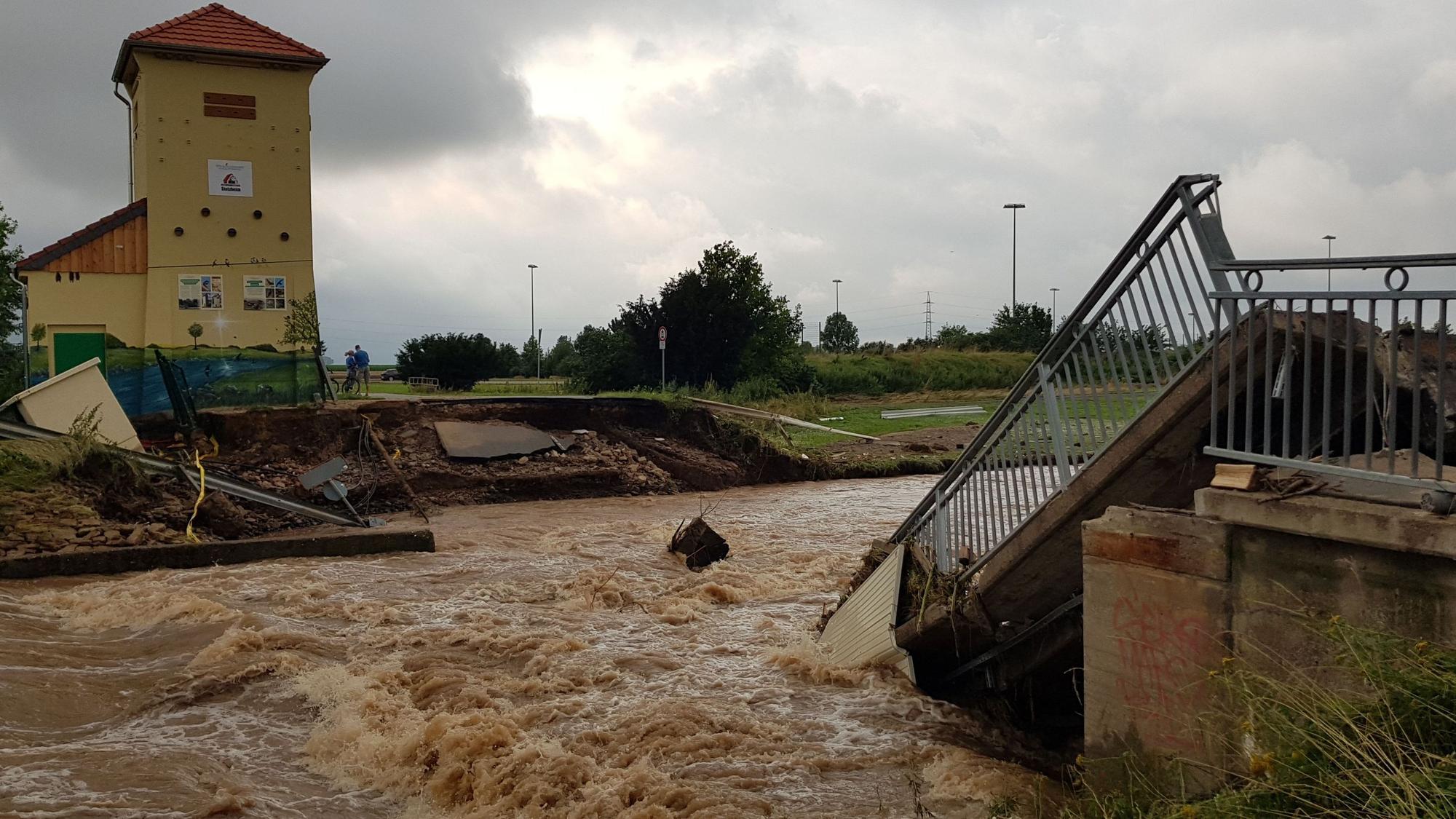 Das Bild zeigt die zerstörte Brücke über die Erft.