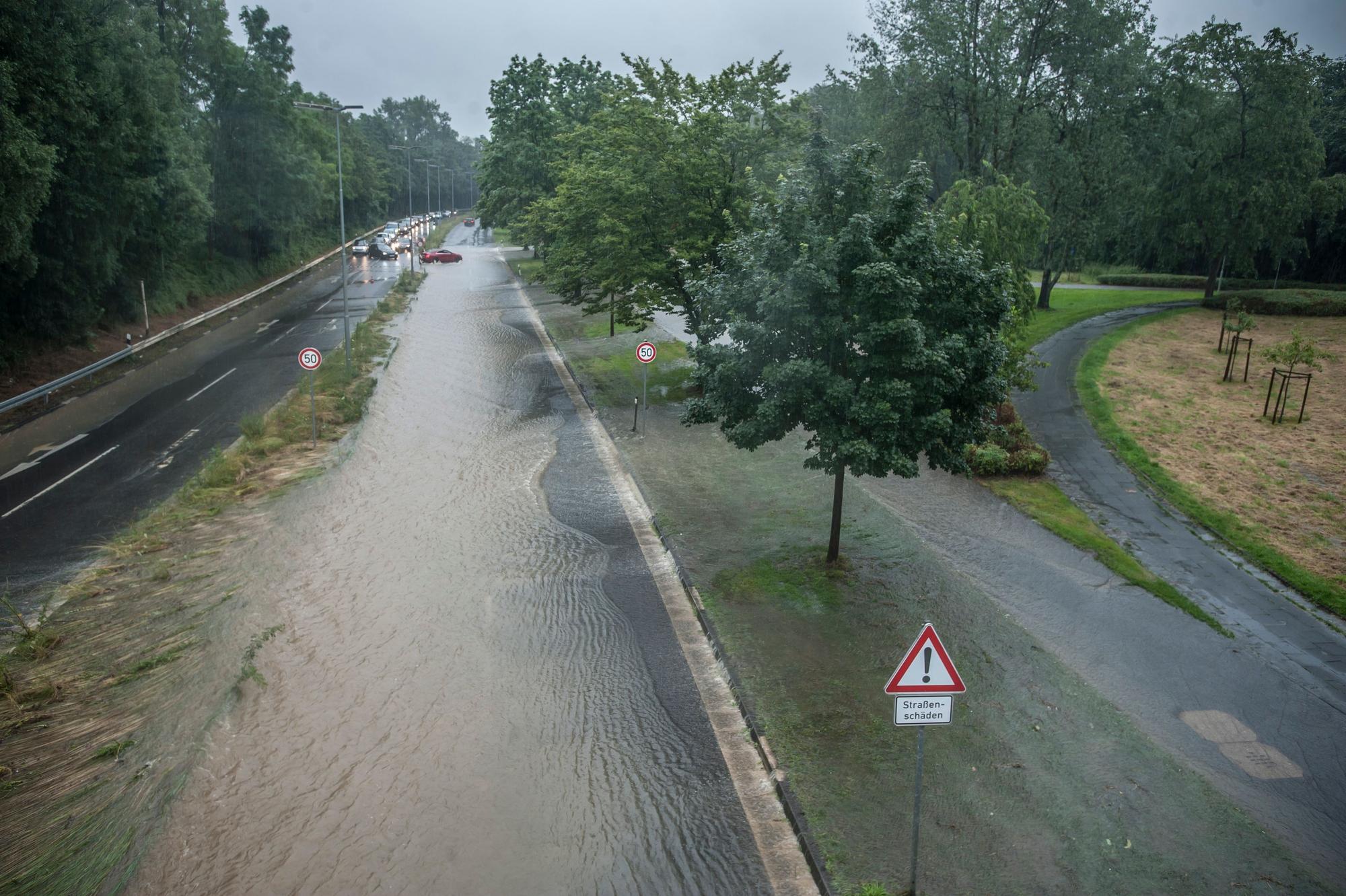 Der Ophovener Mühlenbach unterhalb vom Oulusee läuft am 14. Juli 2021 über die Oulustraße