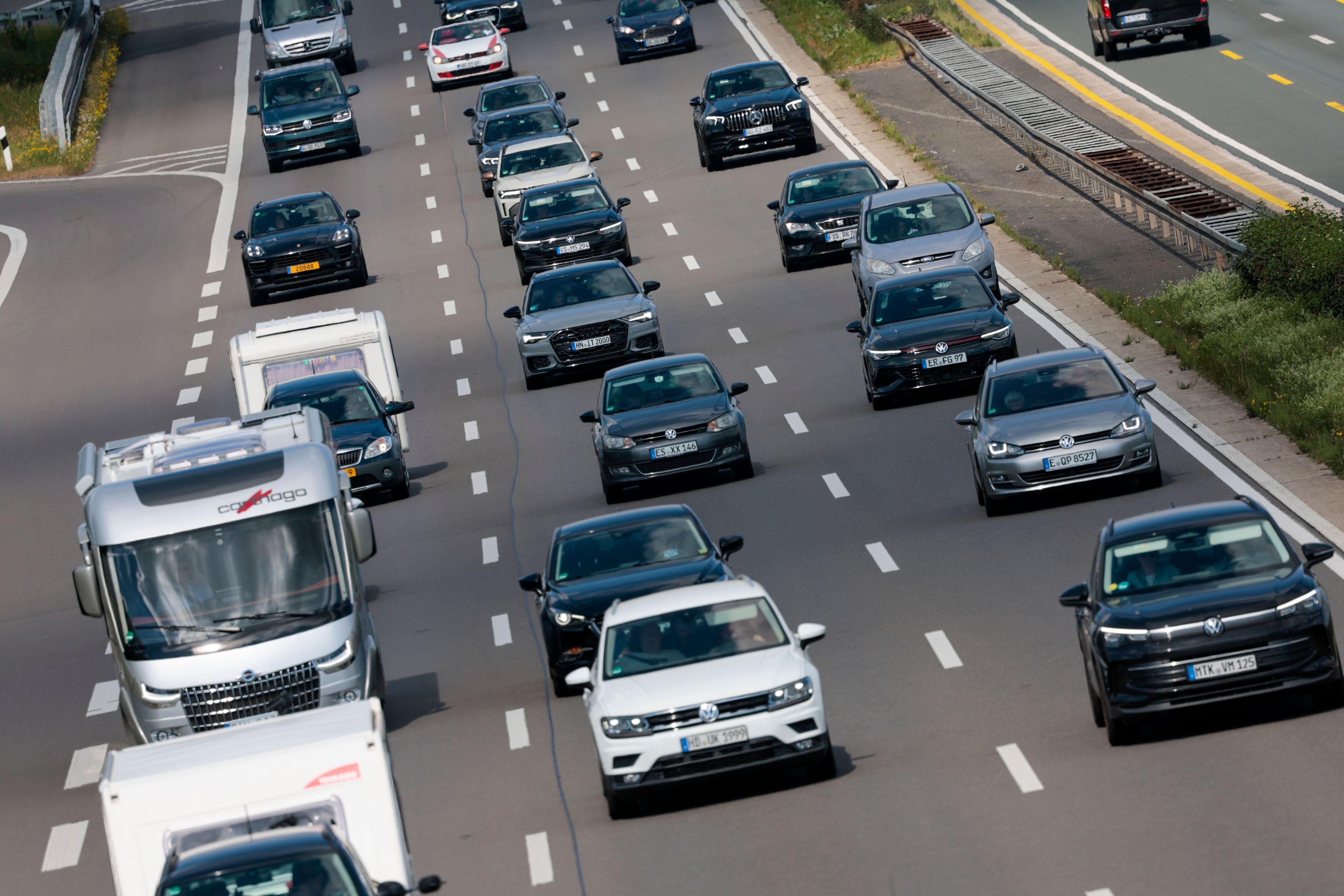 Achtung-Nervenprobe-Hohe-Staugefahr-zum-Ferienstart-in-NRW