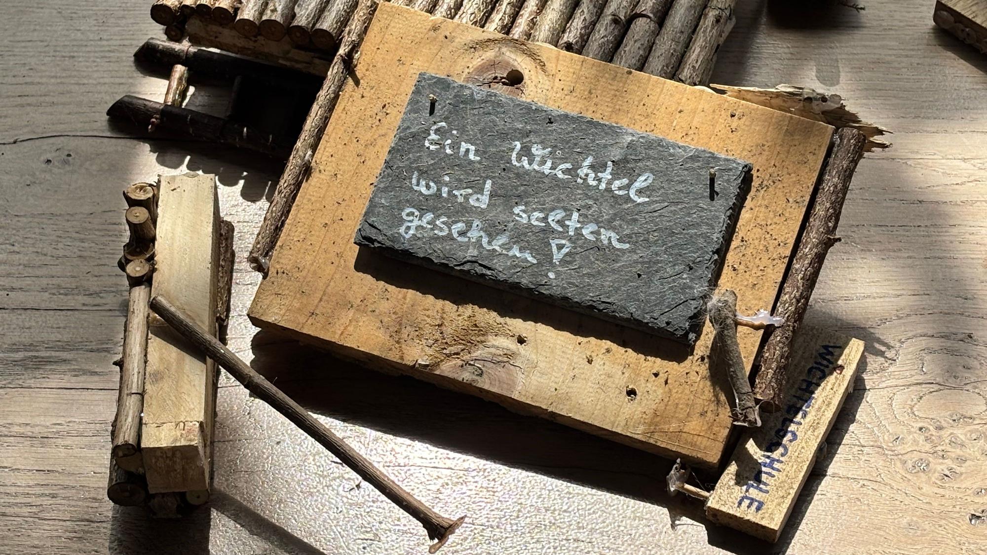 Teile der Wichtelschule (nach der Zerstörung)