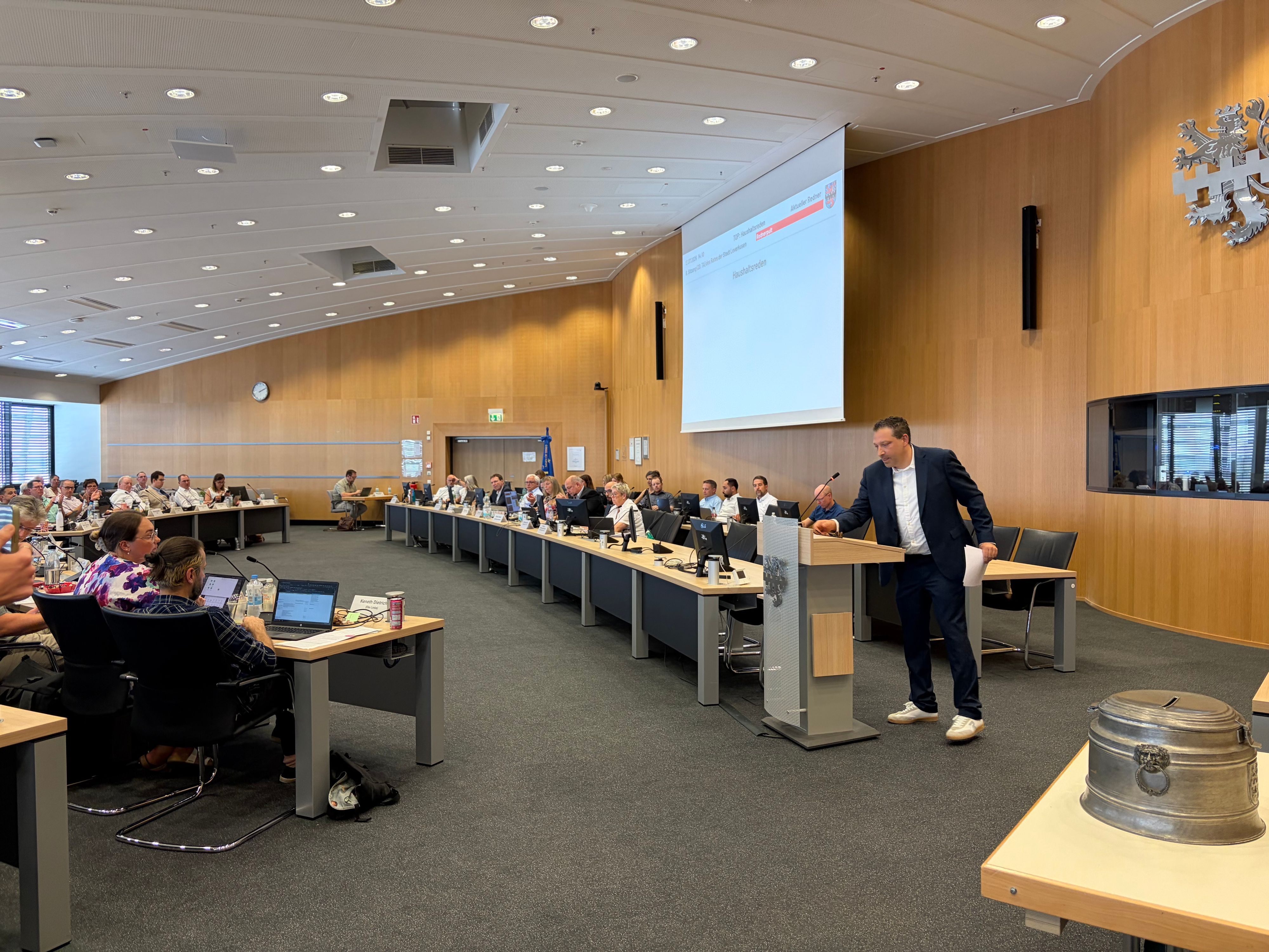 Tim Feister am Rednerpult im Stadtrat