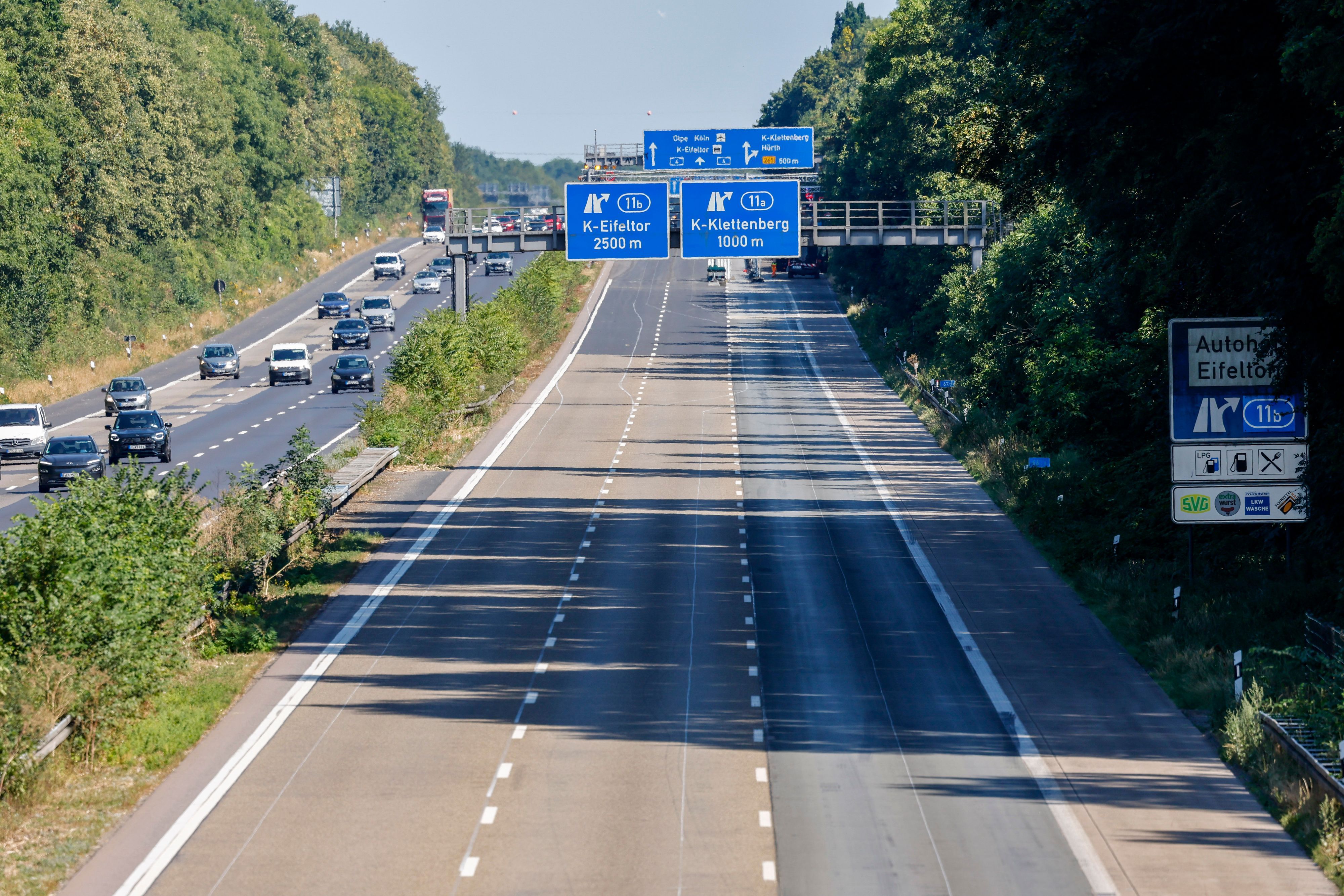 11.07.2026
Köln, NRW
Die Autobahn A4 zwischen Kreuz Köln-West und Kreuz Kerpen ist wegen Brückeneinhub gesperrt.