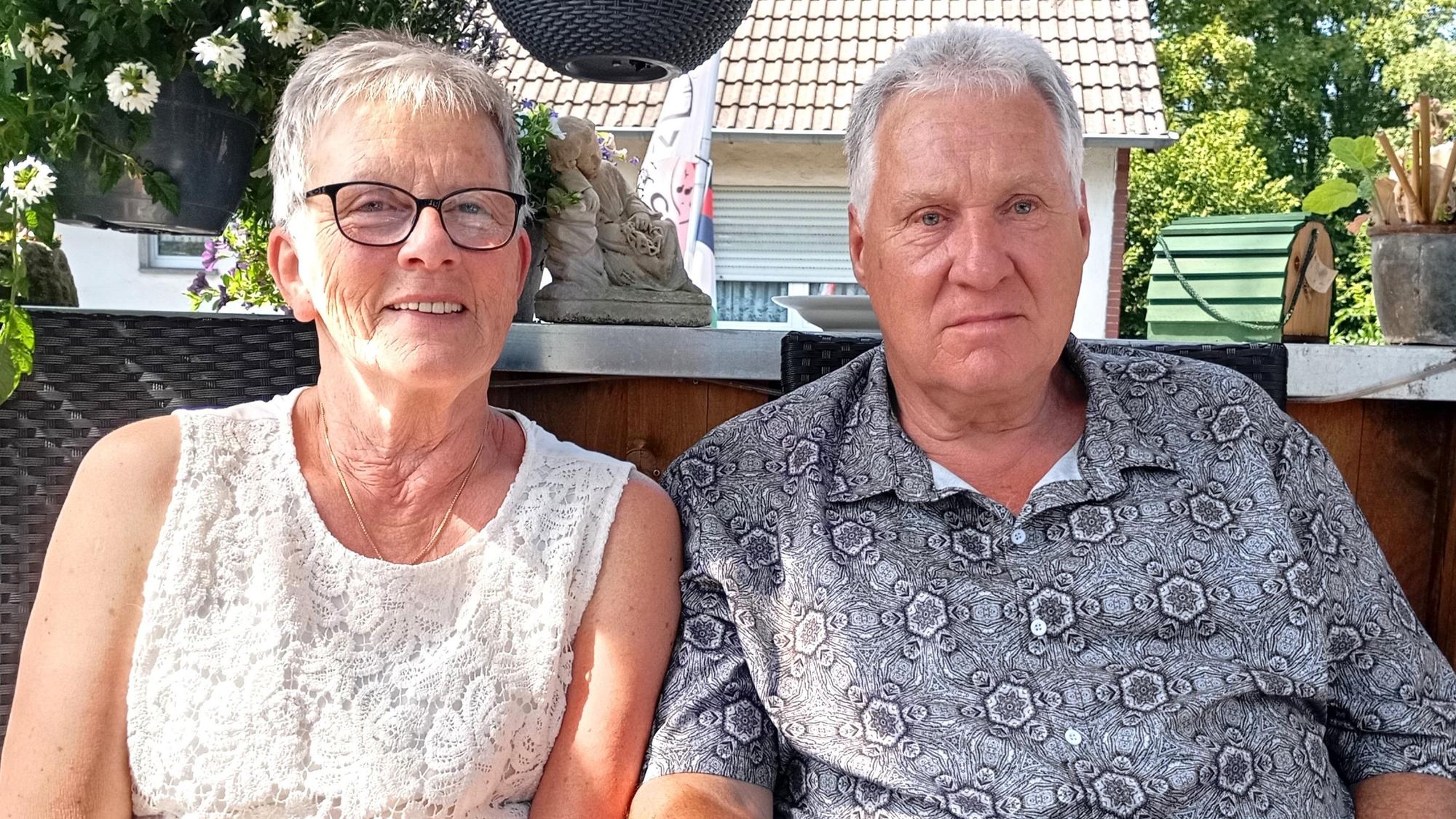Das Bild zeigt die beiden Senioren nebeneinander sitzend.