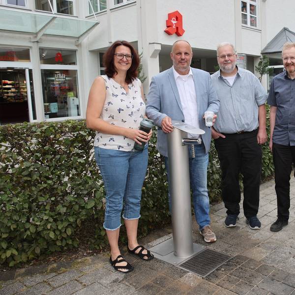 Bild von der Einweihung des neuen Trinkwasserspenders auf dem Bergneustädter Rathausplatz.