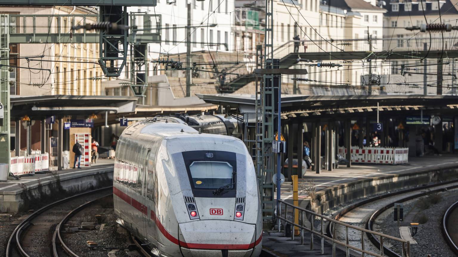 Ein ICE der Deutschen Bahn im Hauptbahnhof Wuppertal. Eigentlich ist die Strecke nach Köln inzwischen saniert – zu Problemen kommt es aber weiterhin (Archivbild).