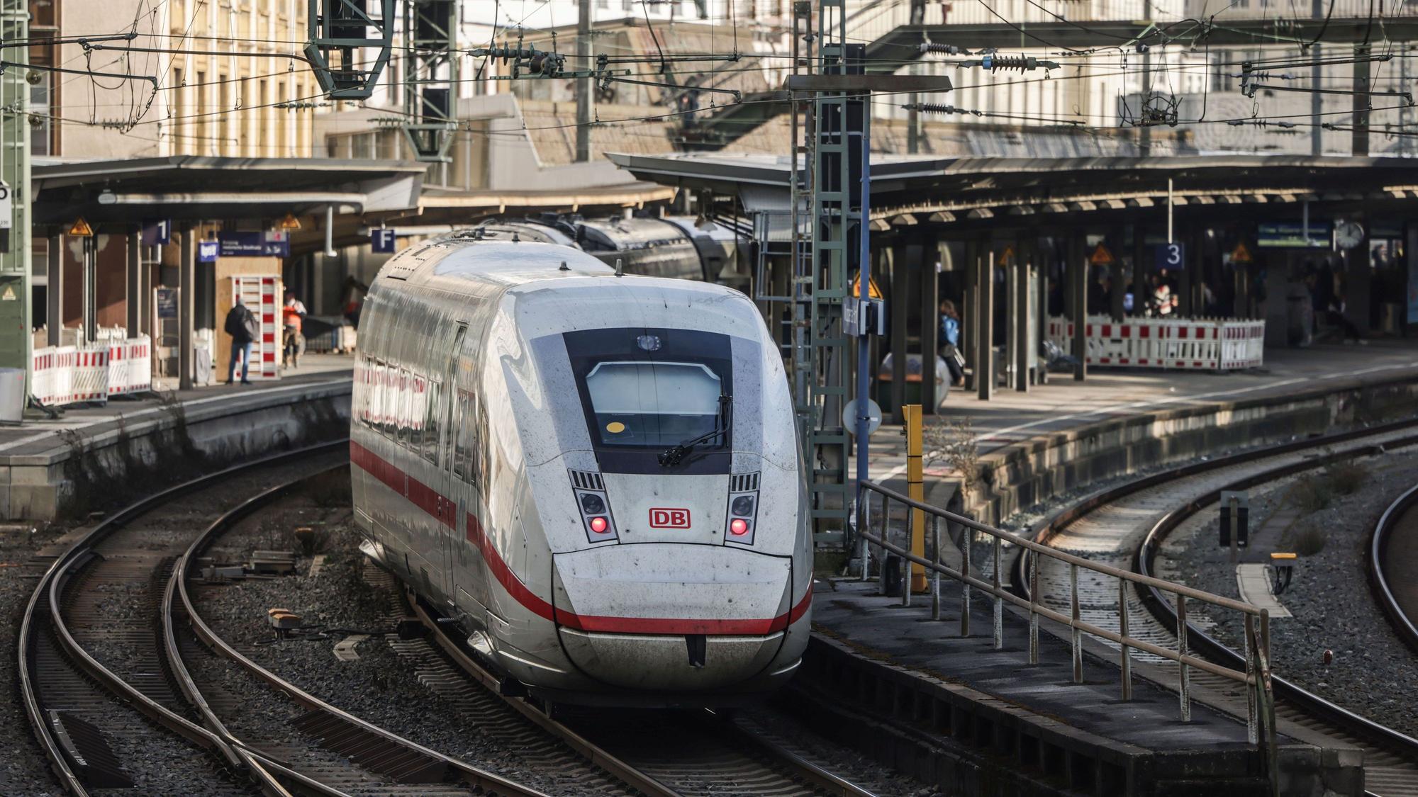Ein ICE der Deutschen Bahn im Hauptbahnhof Wuppertal. Eigentlich ist die Strecke nach Köln inzwischen saniert – zu Problemen kommt es aber weiterhin (Archivbild).