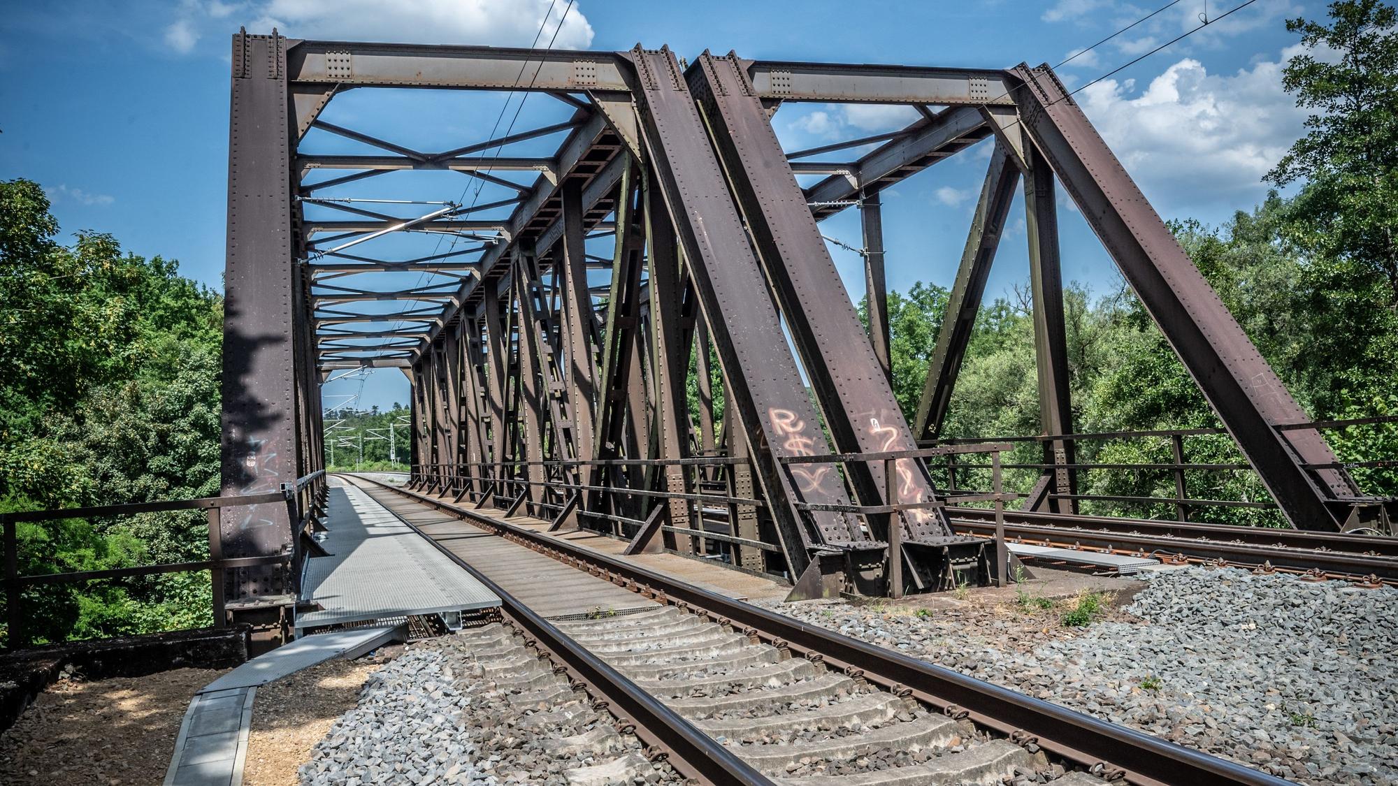 Bahn: An der Wupperbrücke der Strecke zwischen Opladen und Leichlingen wurde ein schaden entdeckt, weshalb eines der beiden Gleise nicht genutzt wird. Bild: Ralf Krieger
