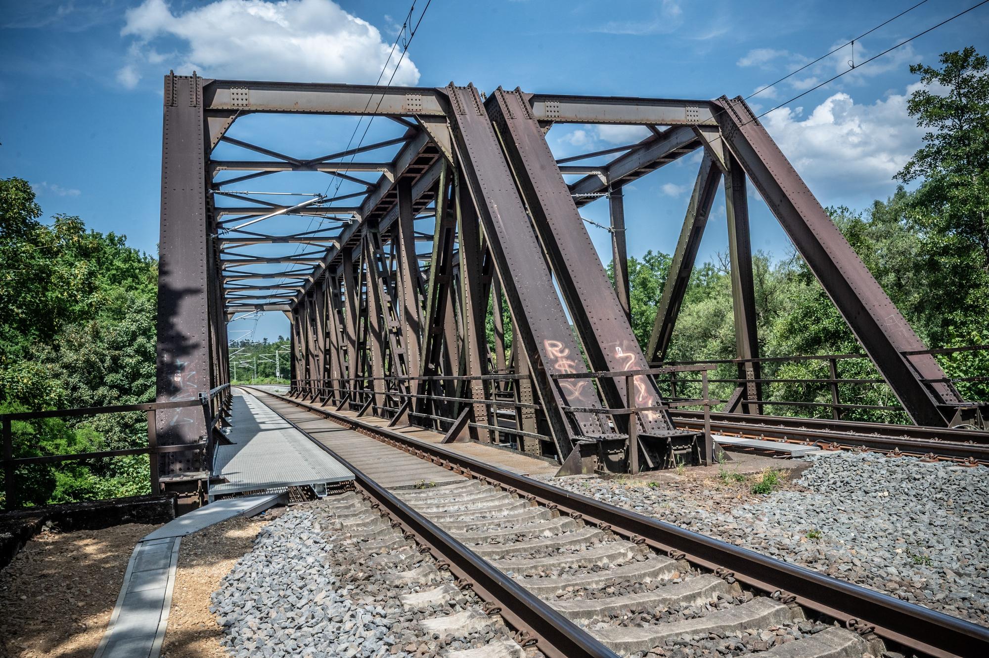 Bahn: An der Wupperbrücke der Strecke zwischen Opladen und Leichlingen wurde ein schaden entdeckt, weshalb eines der beiden Gleise nicht genutzt wird. Bild: Ralf Krieger