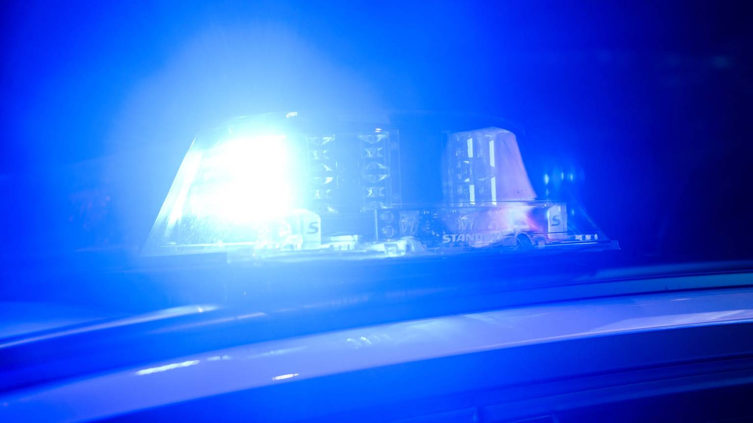Ein Blaulicht leuchtet auf einem Einsatzfahrzeuge der Polizei.
