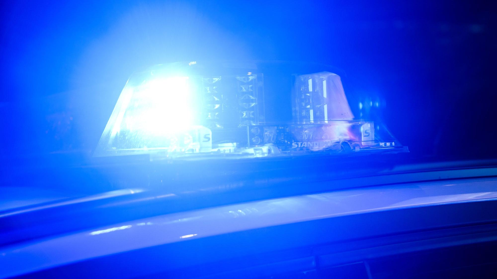 Ein Blaulicht leuchtet auf einem Einsatzfahrzeuge der Polizei.