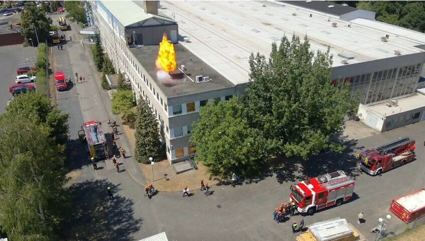 Pyrotechniker inszenierten eine Explosion auf dem Dach der Firma Kuhne.