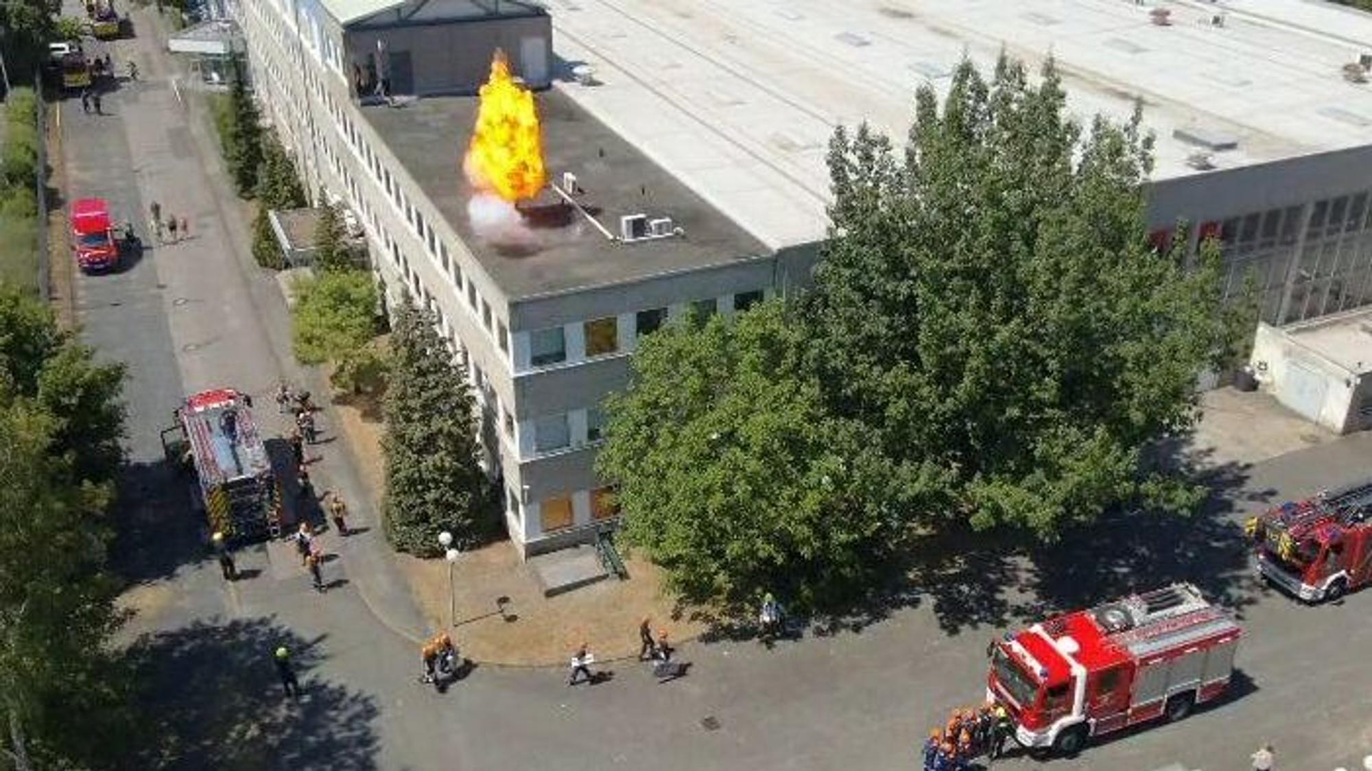 Pyrotechniker inszenierten eine Explosion auf dem Dach der Firma Kuhne.