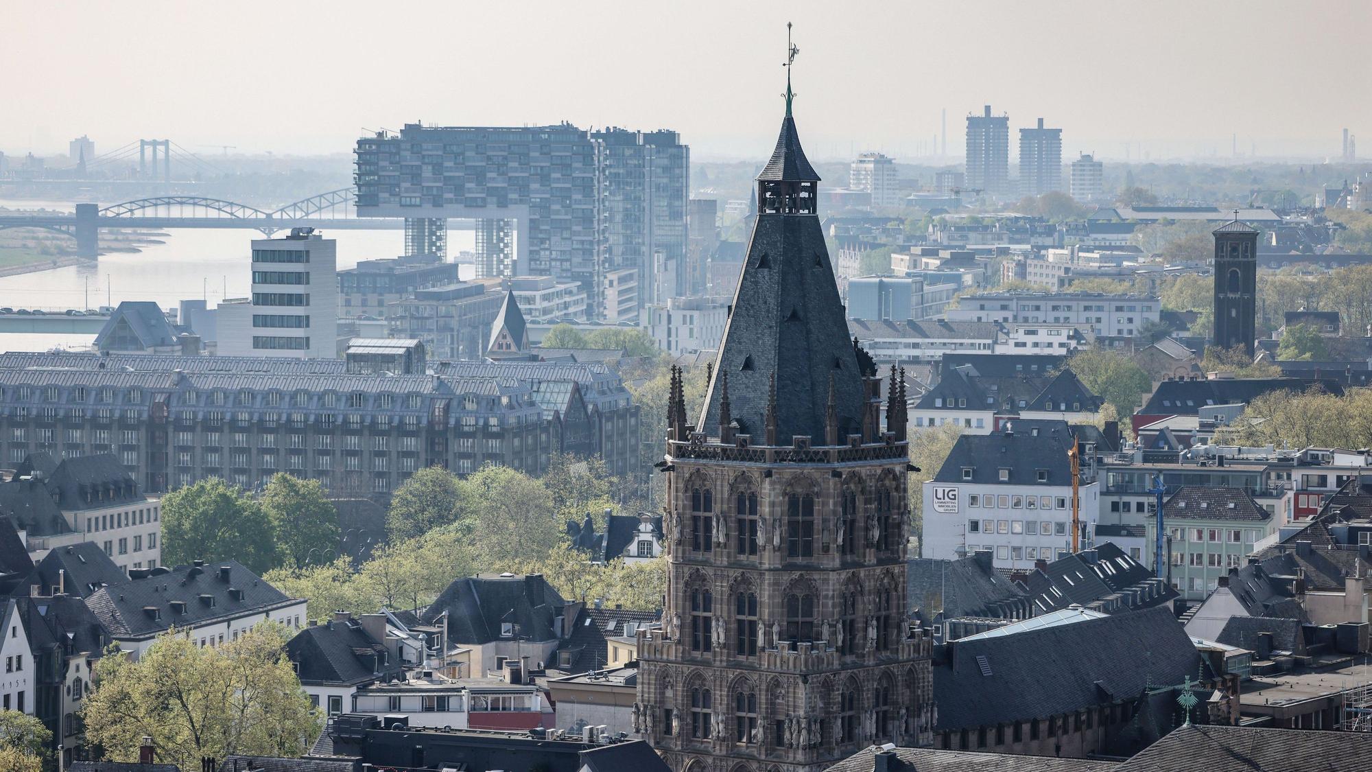 Blick auf den Rathausturm.