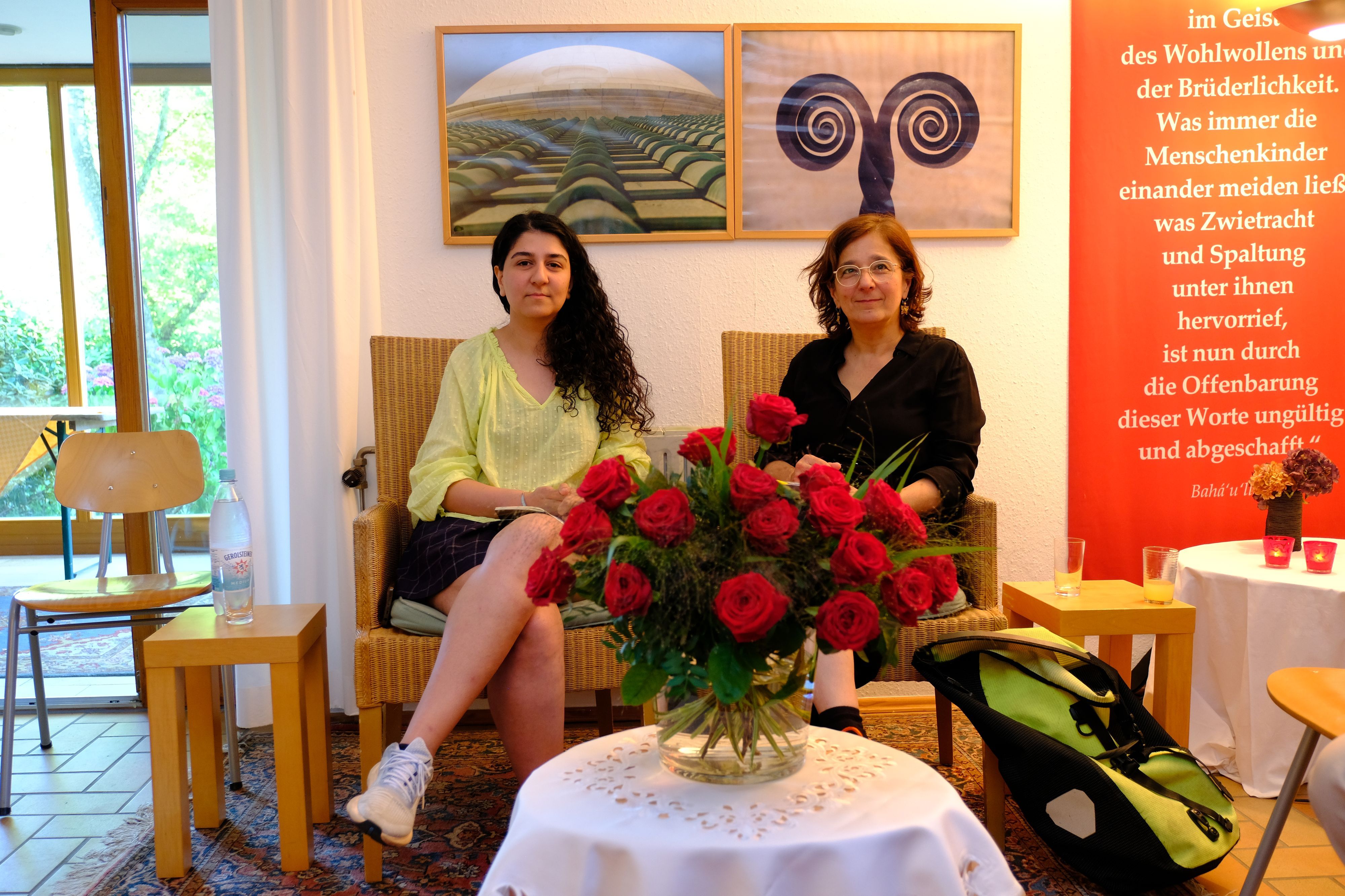 Das Foto zeigt Yeganeh Agatu (links) und  Isabel Schayani.