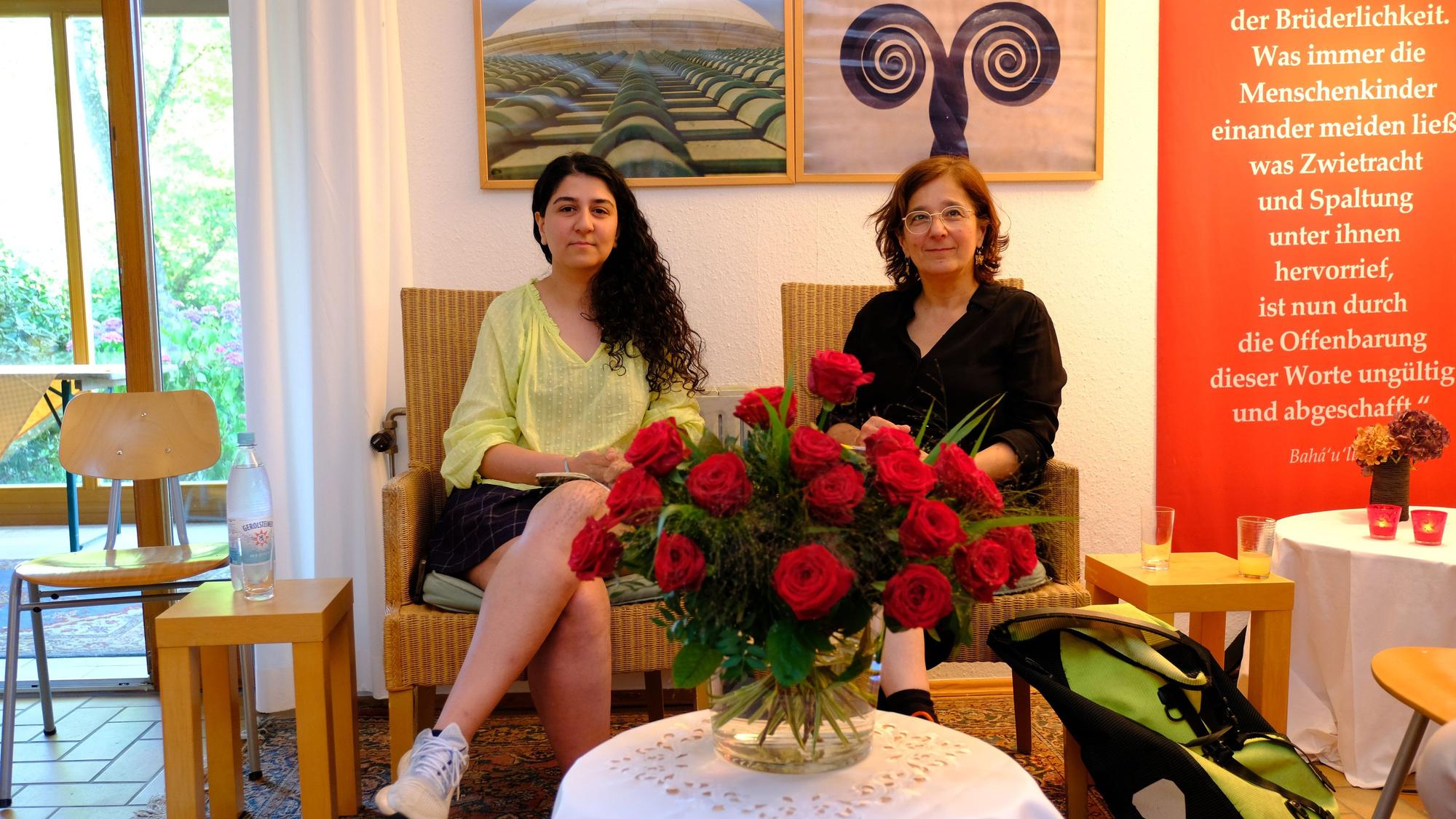 Das Foto zeigt Yeganeh Agatu (links) und Isabel Schayani.