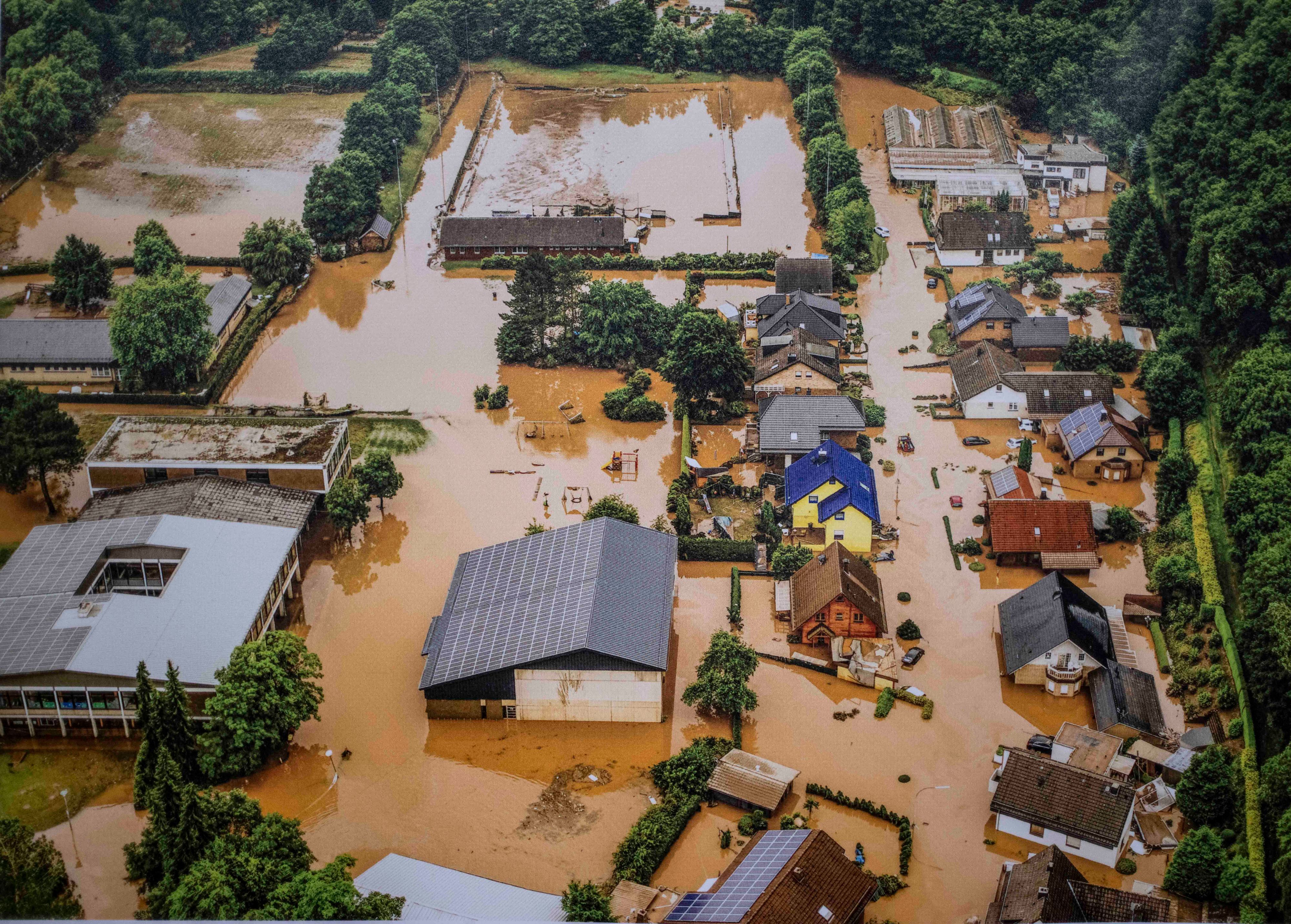 Das Luftzeigt zeigt den Gemünder Ortsteil Nierfeld. An den Fassaden ist zu erkennen, dass der Wasserstand mal deutlich höher war.