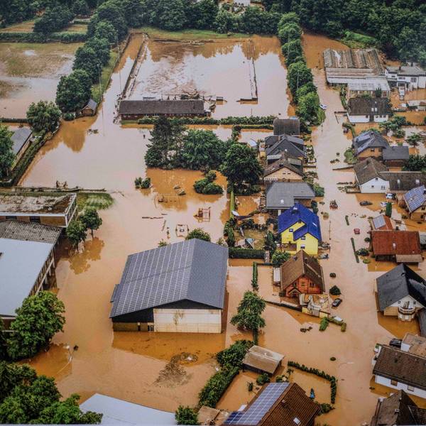 Das Luftzeigt zeigt den Gemünder Ortsteil Nierfeld. An den Fassaden ist zu erkennen, dass der Wasserstand mal deutlich höher war.