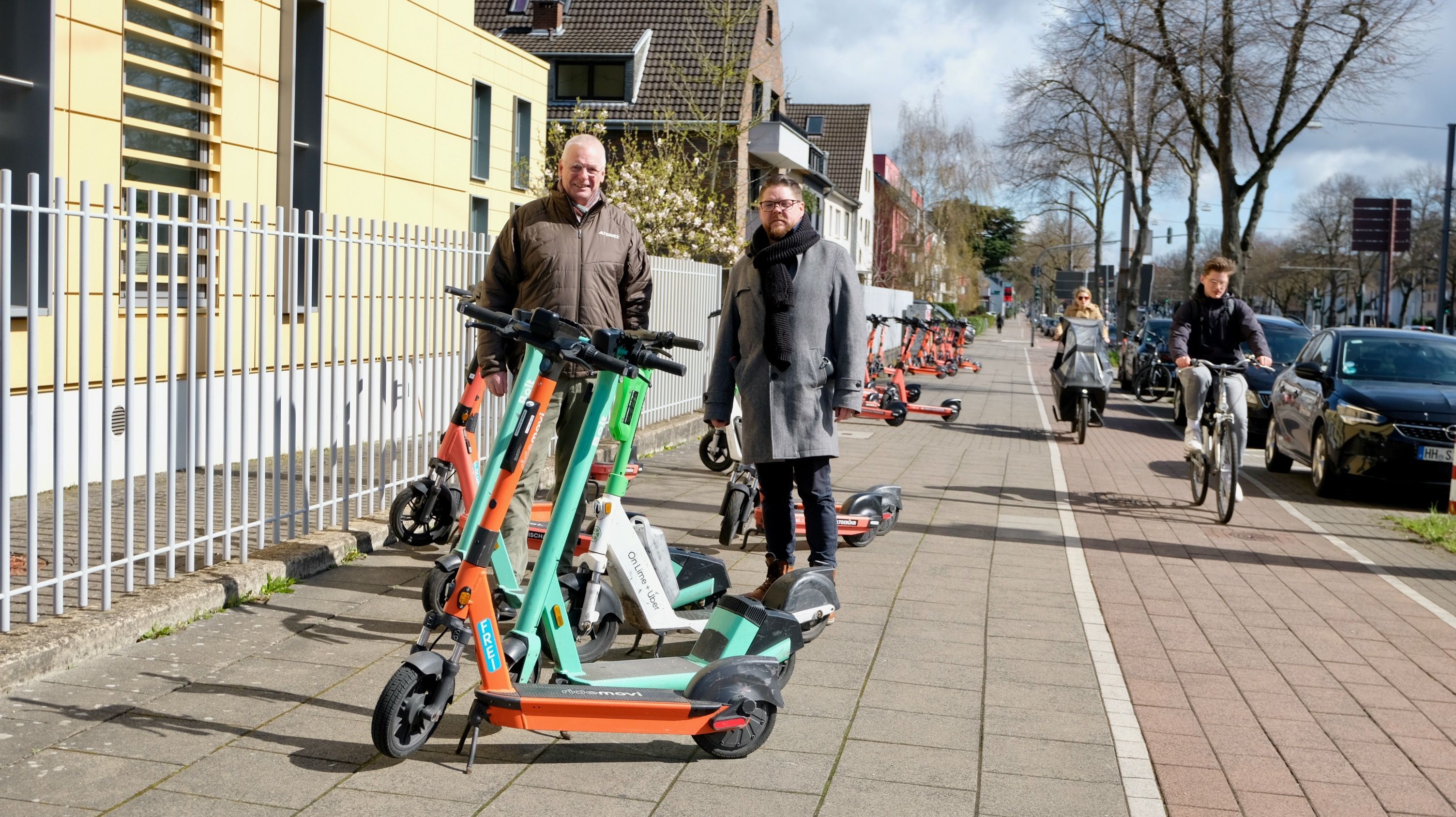 Klaus Reinartz und Friedrich Jeschke (v.l.) kontrollieren an der „Problemzone“ an der Aachener Straße, wie viele E-Scooter Tage nach einem FC-Spiel im Frühjahr dort immer noch stehen.