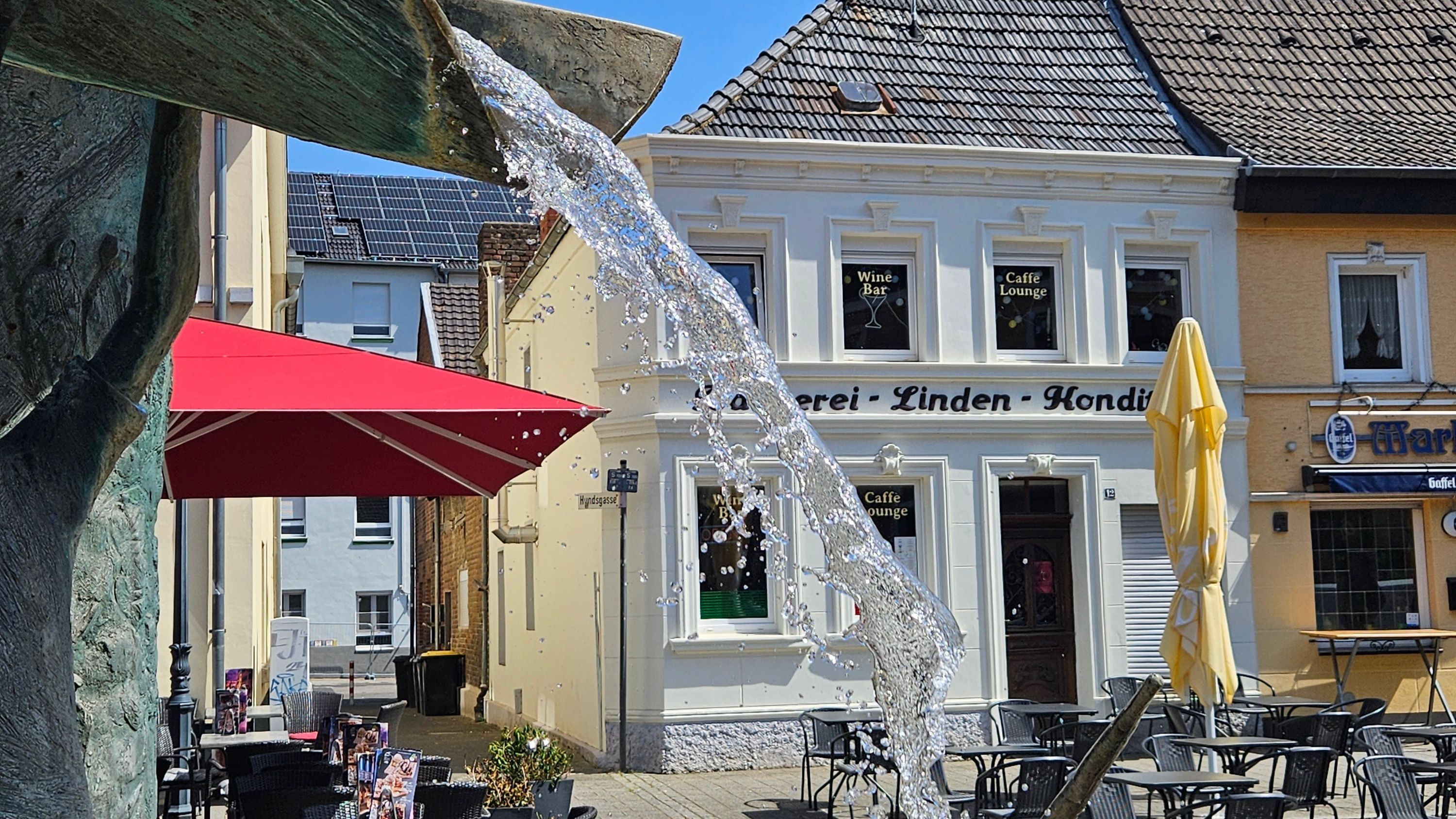 Zu sehen ist ein Brunnen auf dem Bedburger Marktplatz.