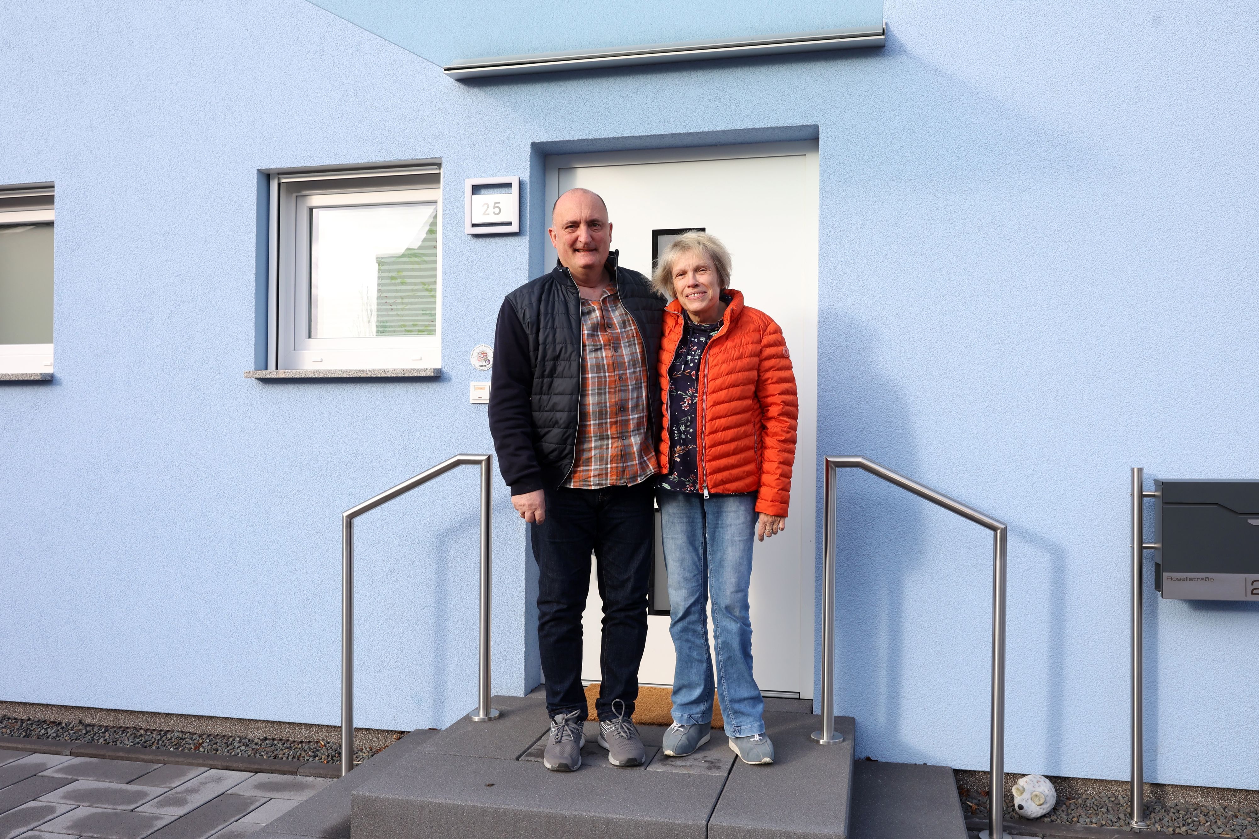 Susanne und Holger Eich haben bei der Flut in Erftstadt-Blessem ihr Haus verloren. Mittlerweile wohnen sie in einem neuen Haus.