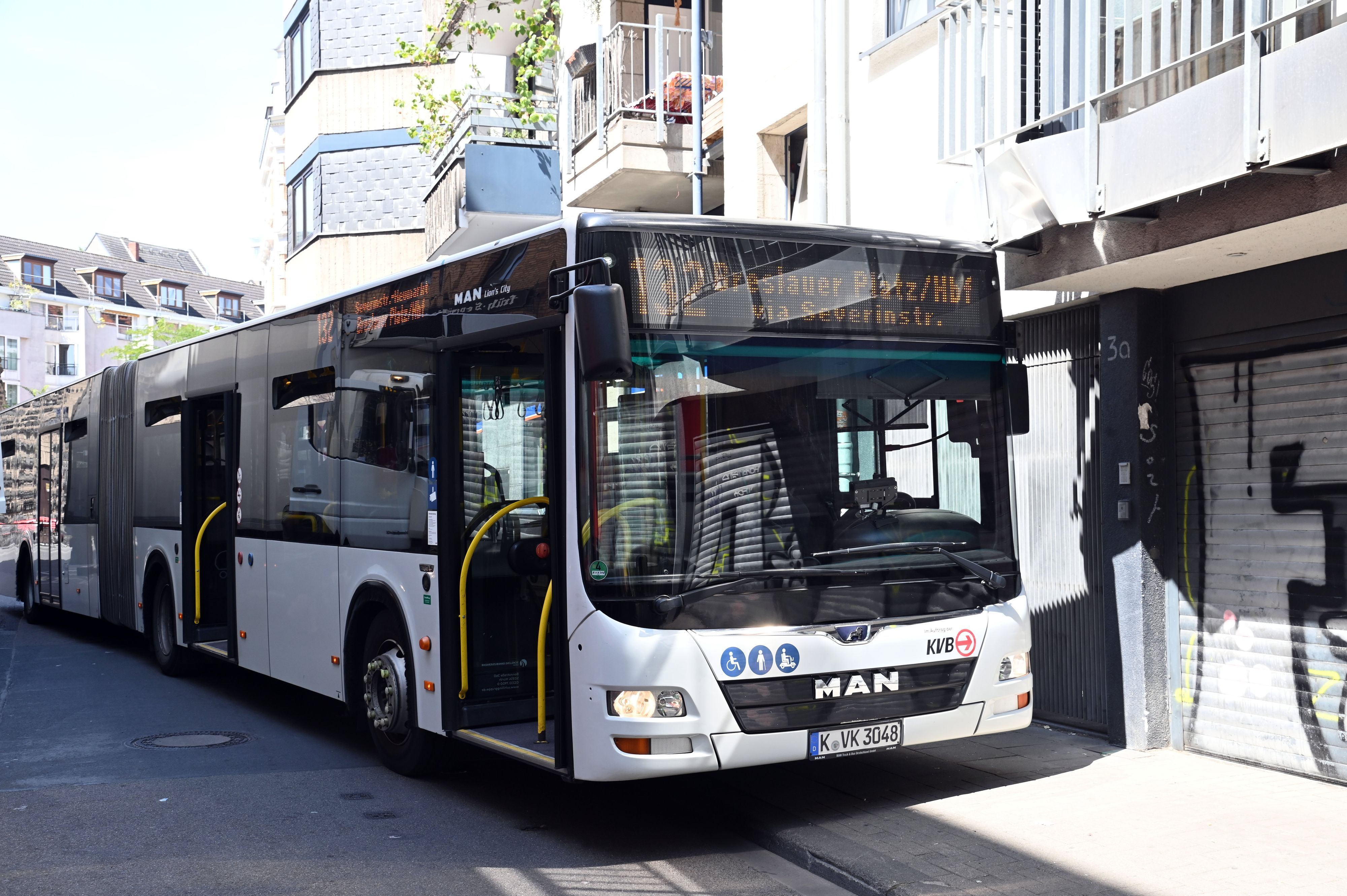Ein Bus hat einen Balkon gerammt.