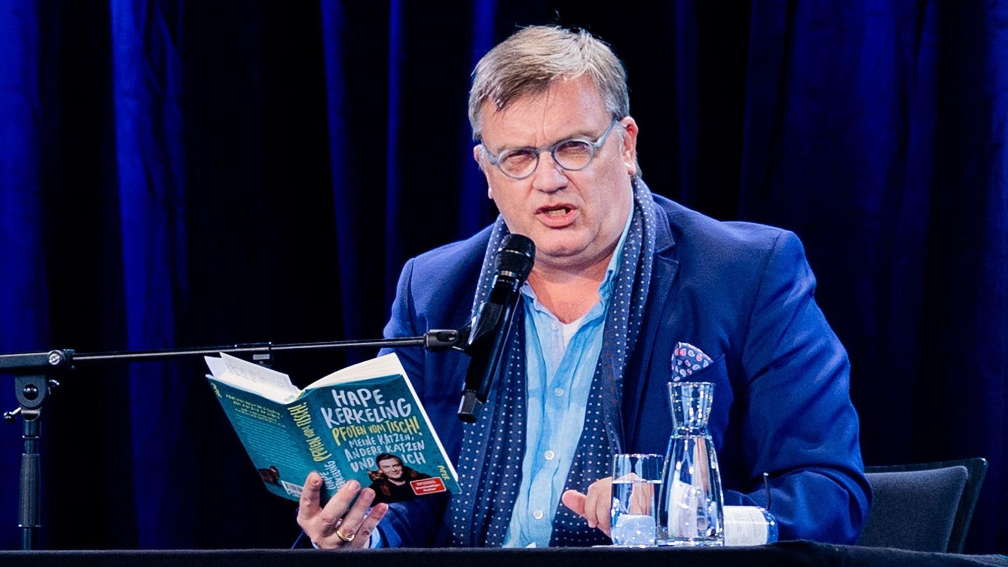 Hape Kerkeling liest aus seinem Buch «Pfoten vom Tisch!», das jetzt auch verfilmt wird (Archivbild).