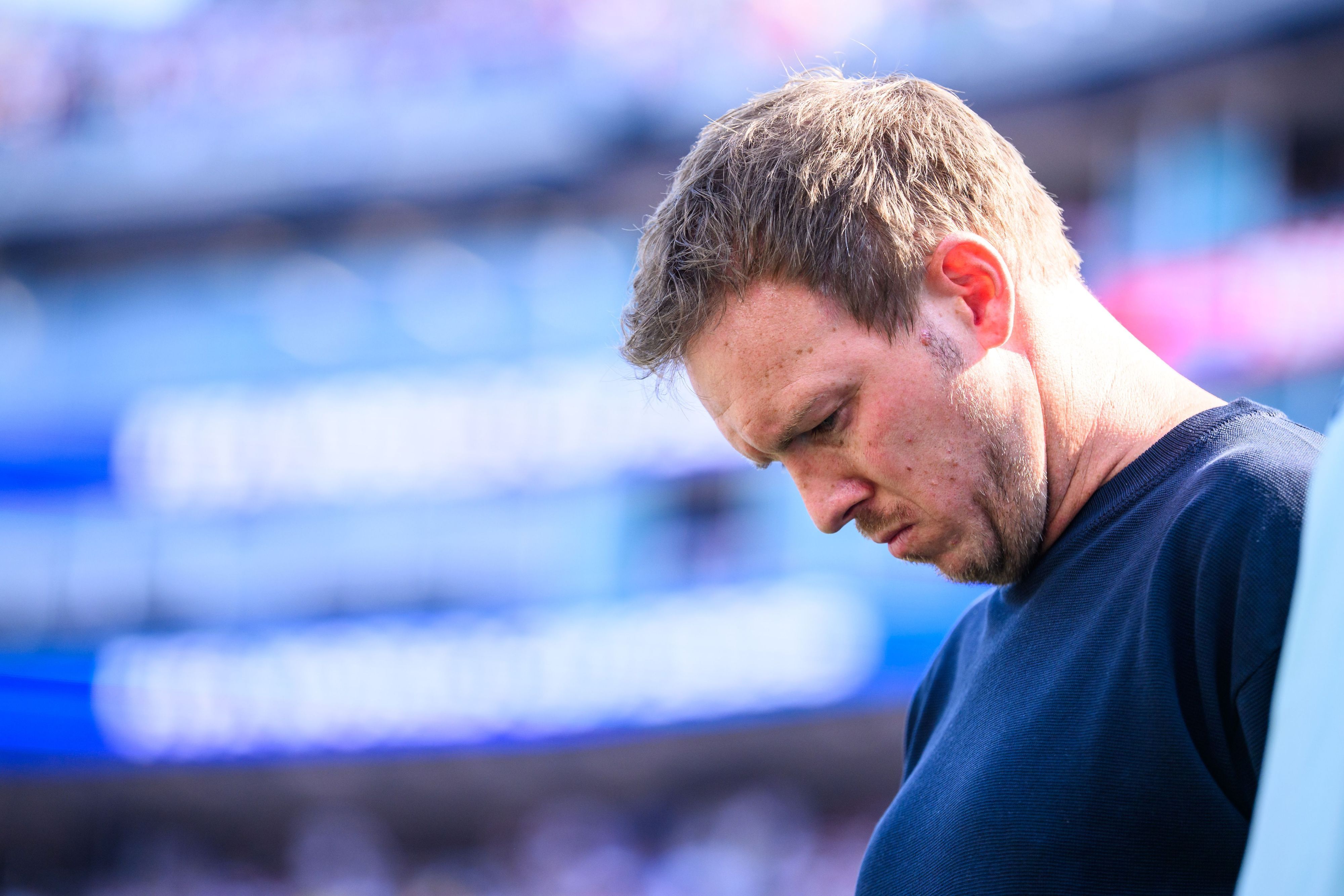 Julian Nagelsmann blickt auf den Boden.