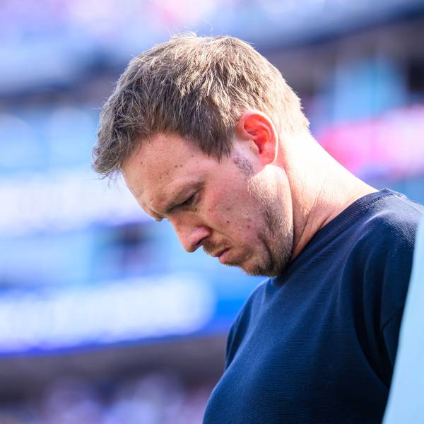 Julian Nagelsmann blickt auf den Boden.