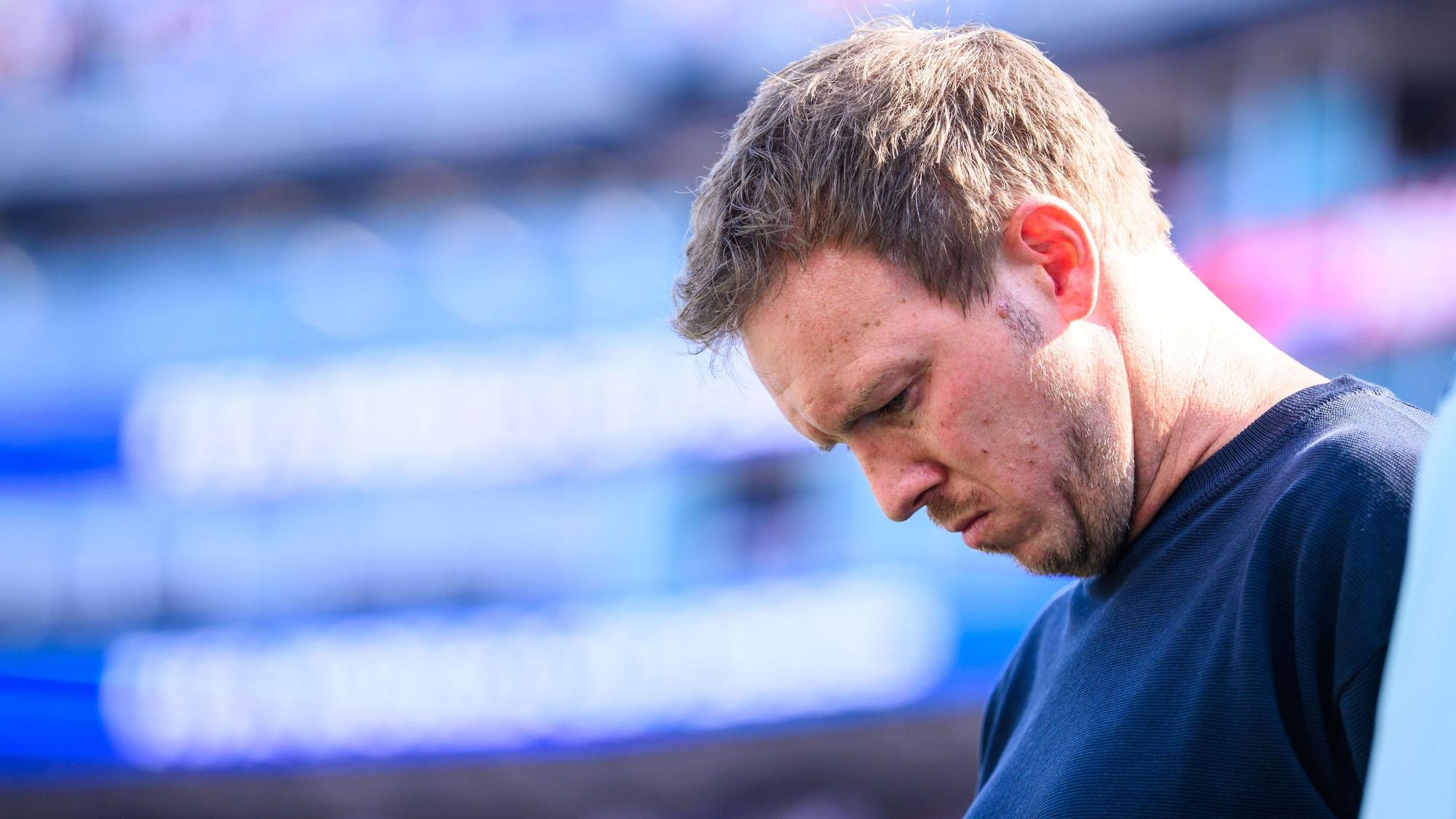 Julian Nagelsmann blickt auf den Boden.