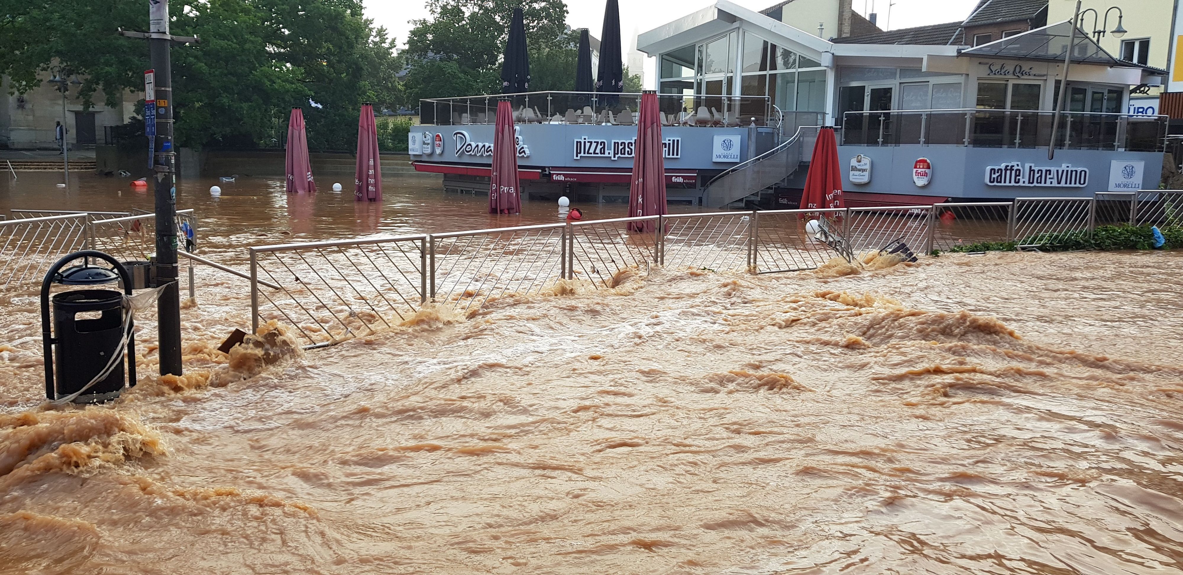 Das Bild zeigt einen Fluss in der Euskirchener Fußgängerzone.