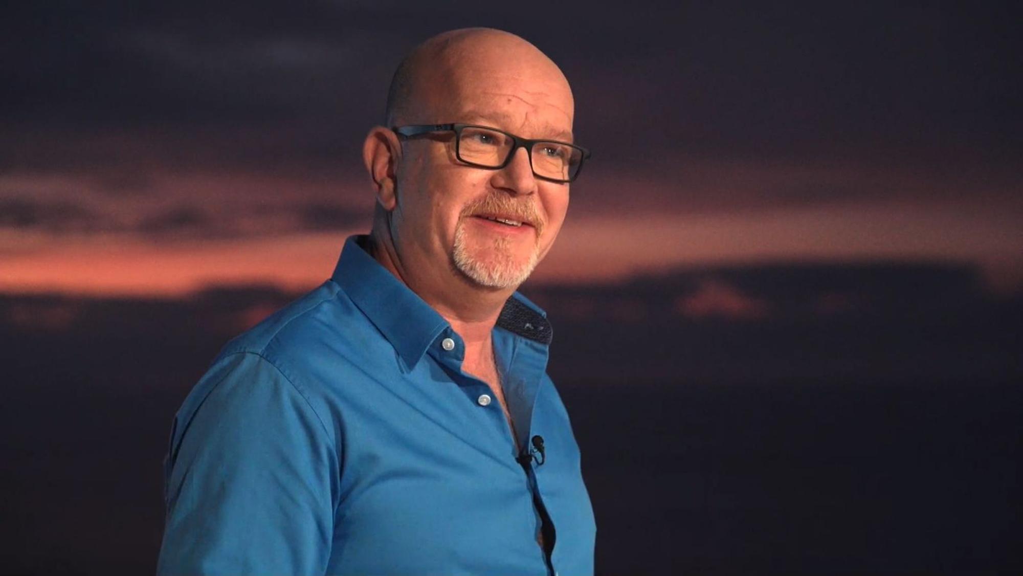 Peter Giesel wird bei den Dreharbeiten zu „Achtung Abzocke - Urlaubsbetrügern auf der Spur“ und privat oft erkannt. (Bild: Joyn)