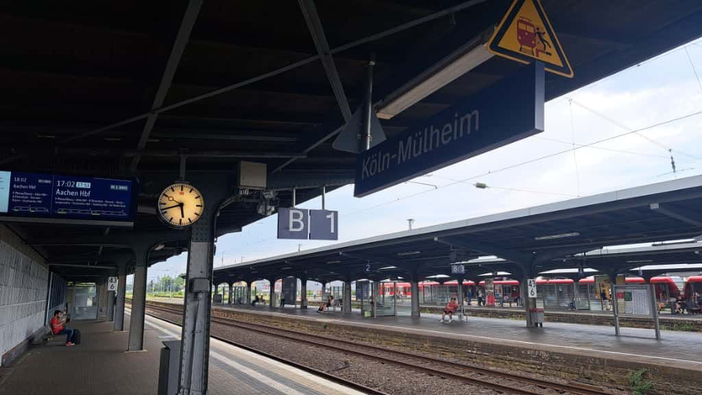 Ein Bahnsteig am Bahnhof Köln-Mülheim