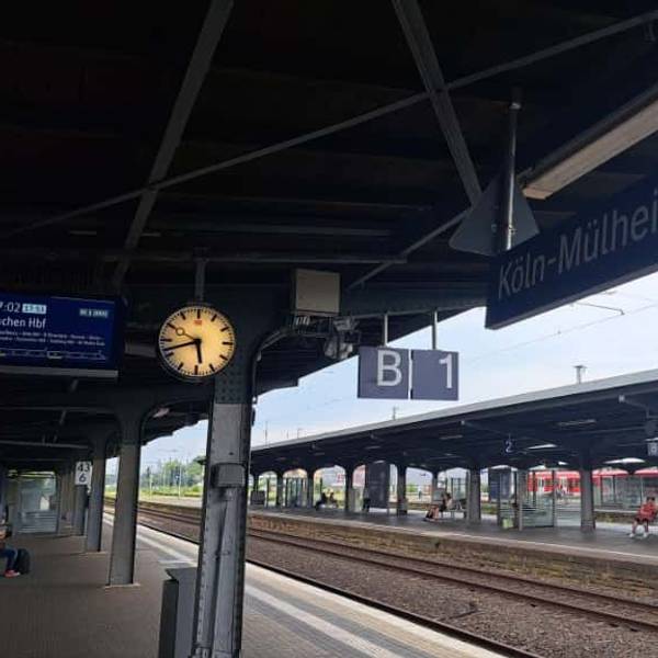 Ein Bahnsteig am Bahnhof Köln-Mülheim