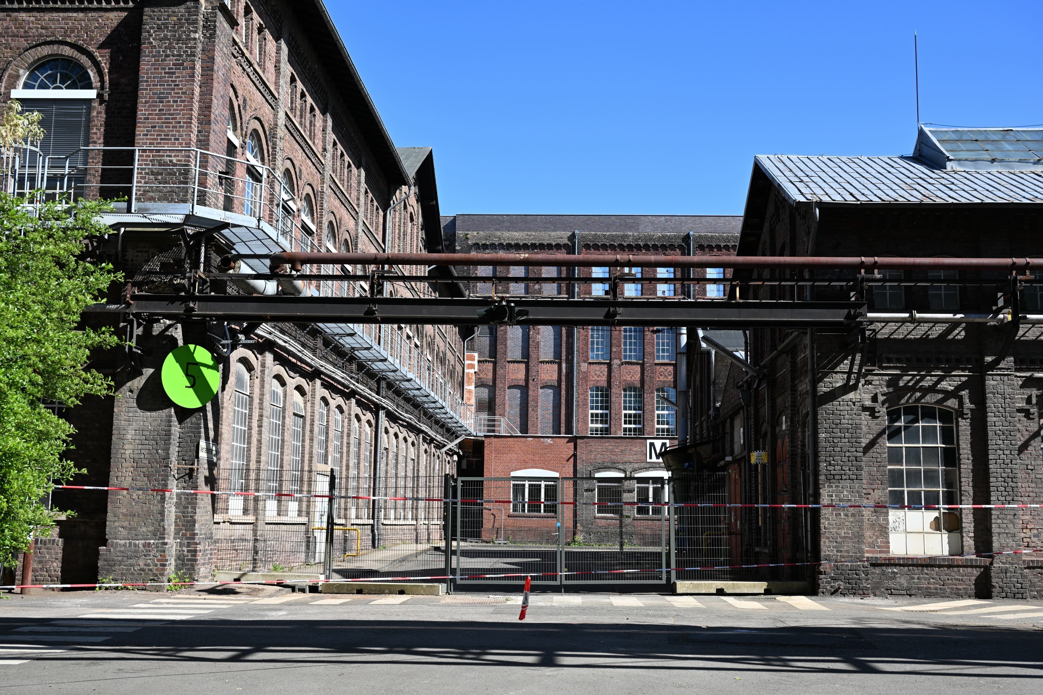 Blick auf die Kulisse von drei Industriegebäuden aus Ziegelsteinen.