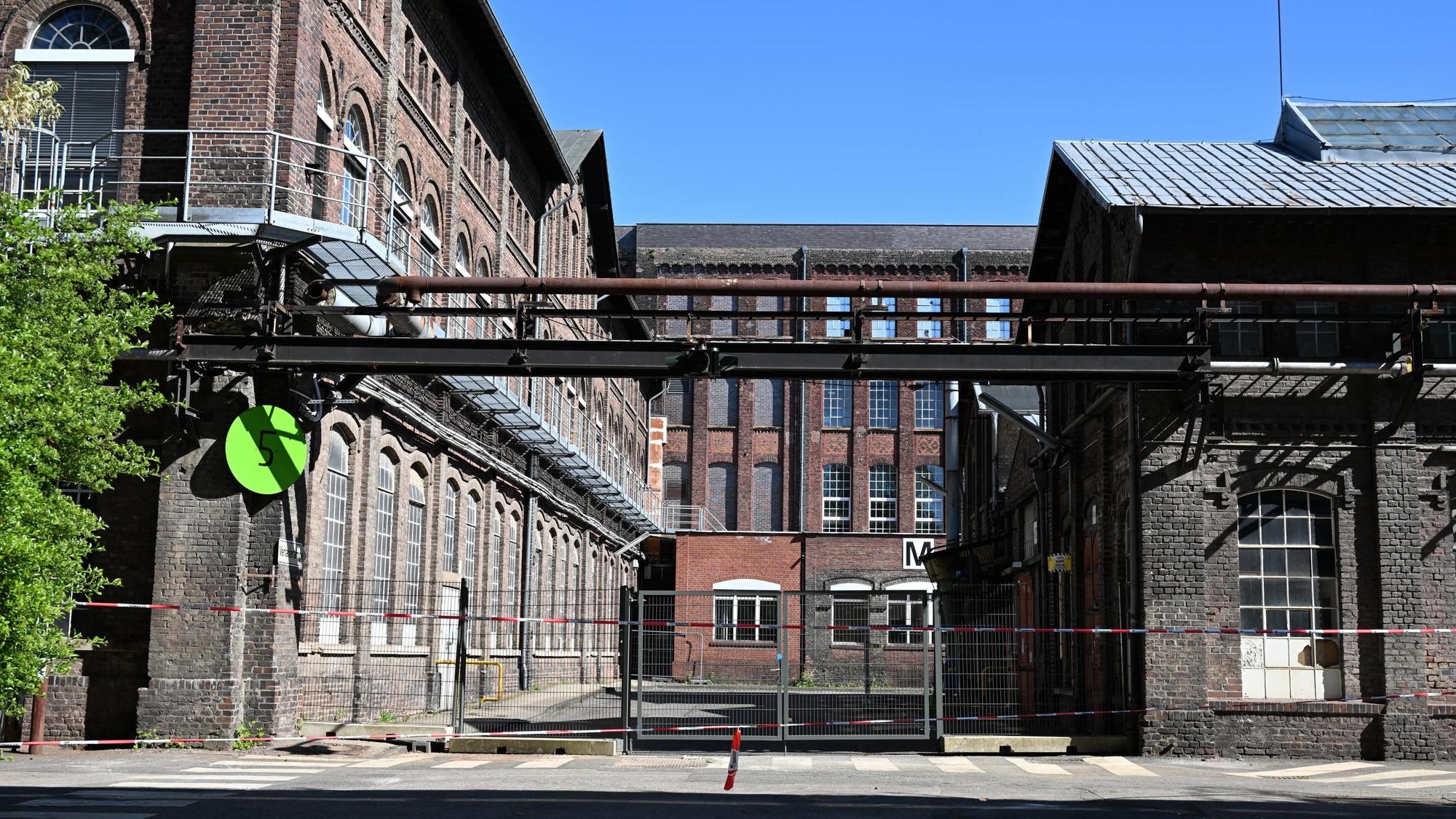 Blick auf die Kulisse von drei Industriegebäuden aus Ziegelsteinen.