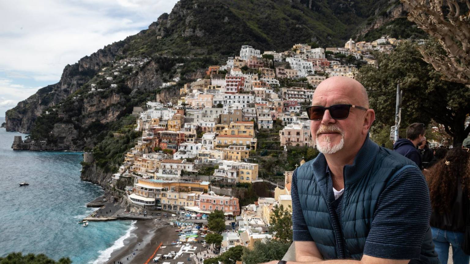 Seit 2015 deckt Peter Giesel in „Achtung Abzocke“ die Maschen der Urlaubsbetrüger auf. (Bild: Joyn / Robin Ahne)