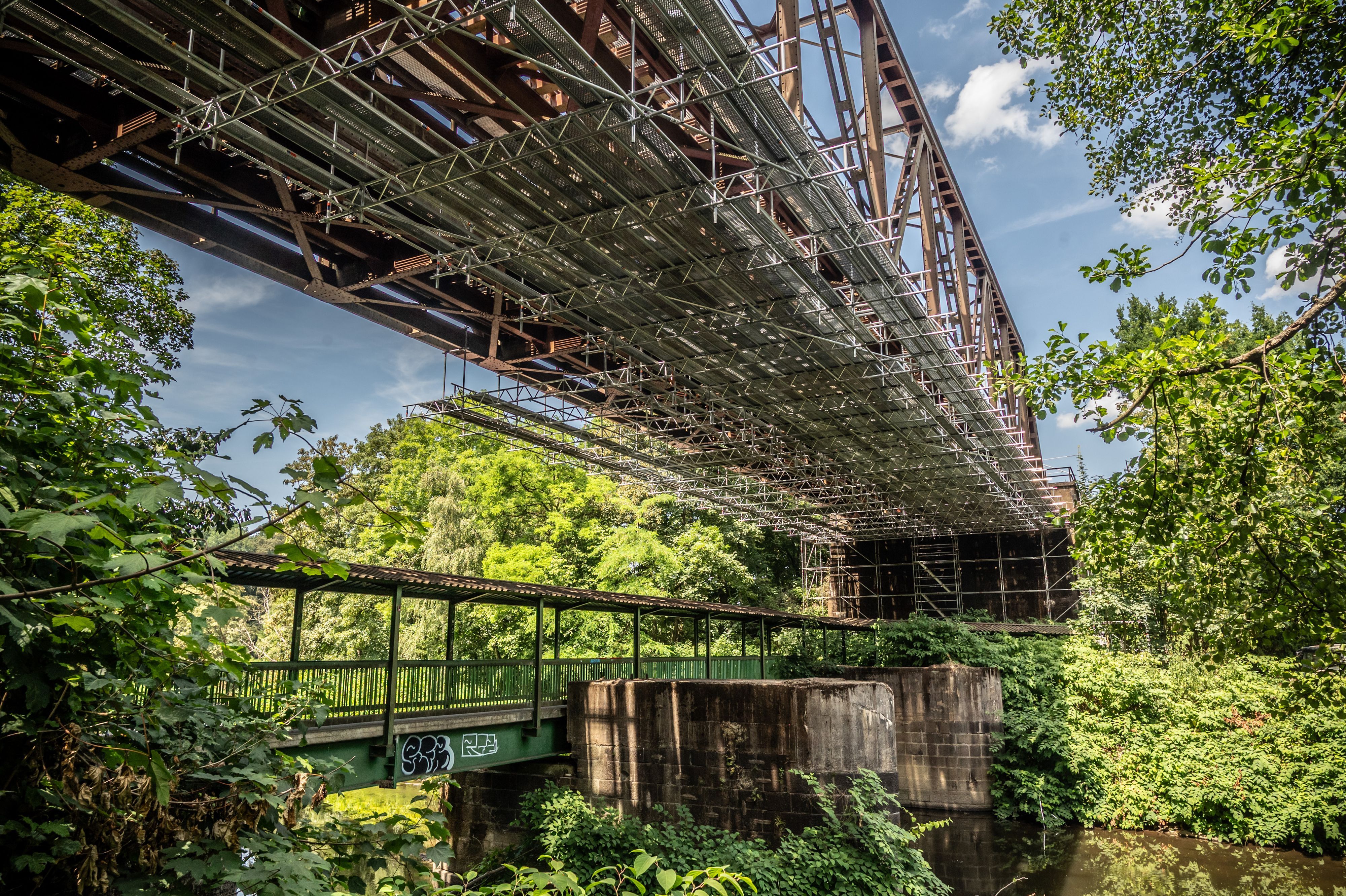 An der Wupperbrücke der Strecke zwischen Opladen und Leichlingen wurde ein Schaden entdeckt, weshalb eines der beiden Gleise nicht genutzt wird.